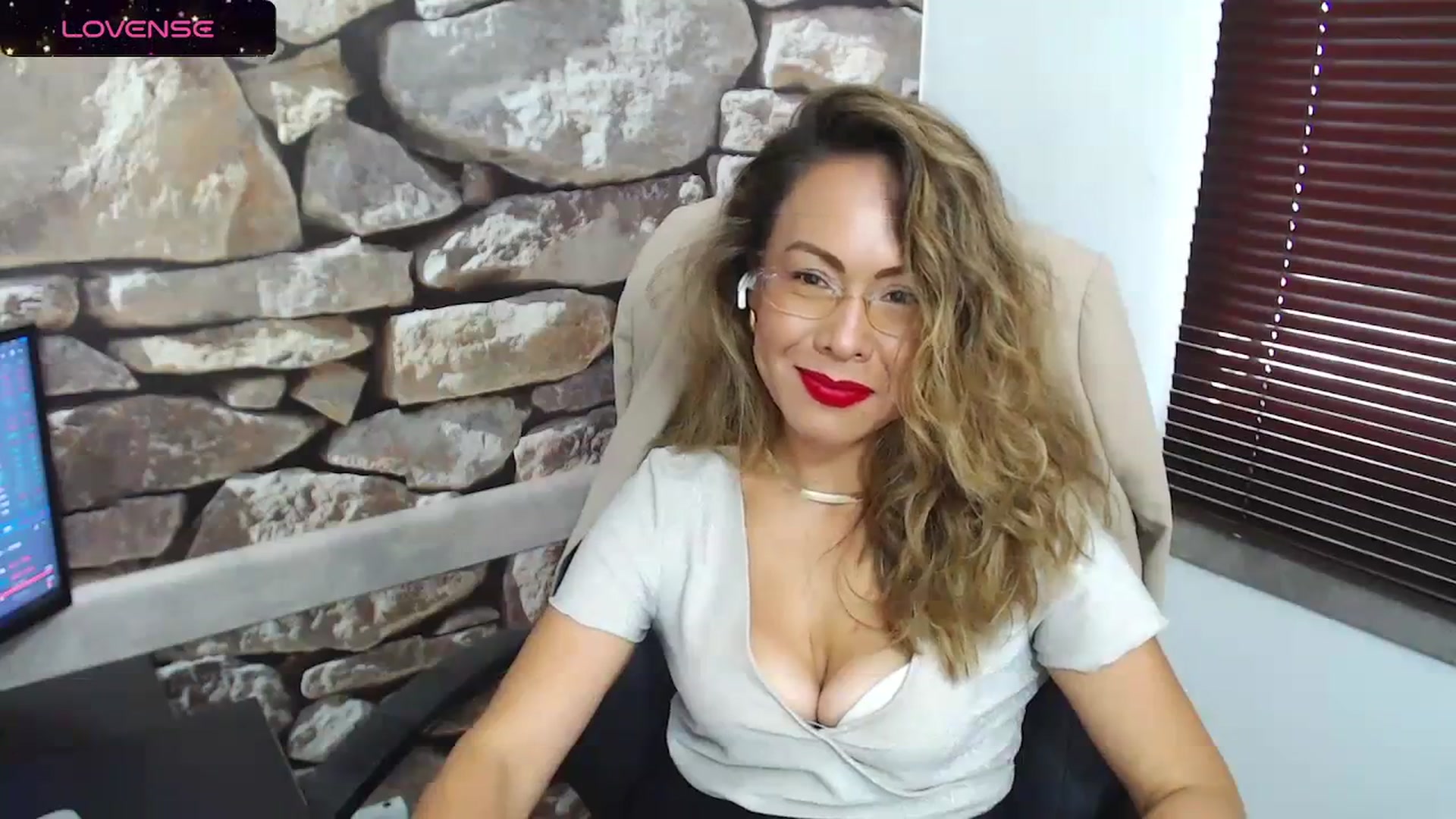 Gallery image thumbnail from office_secret's myfreecams stream on, 12/15/2023, 18:53 image 17 of 20