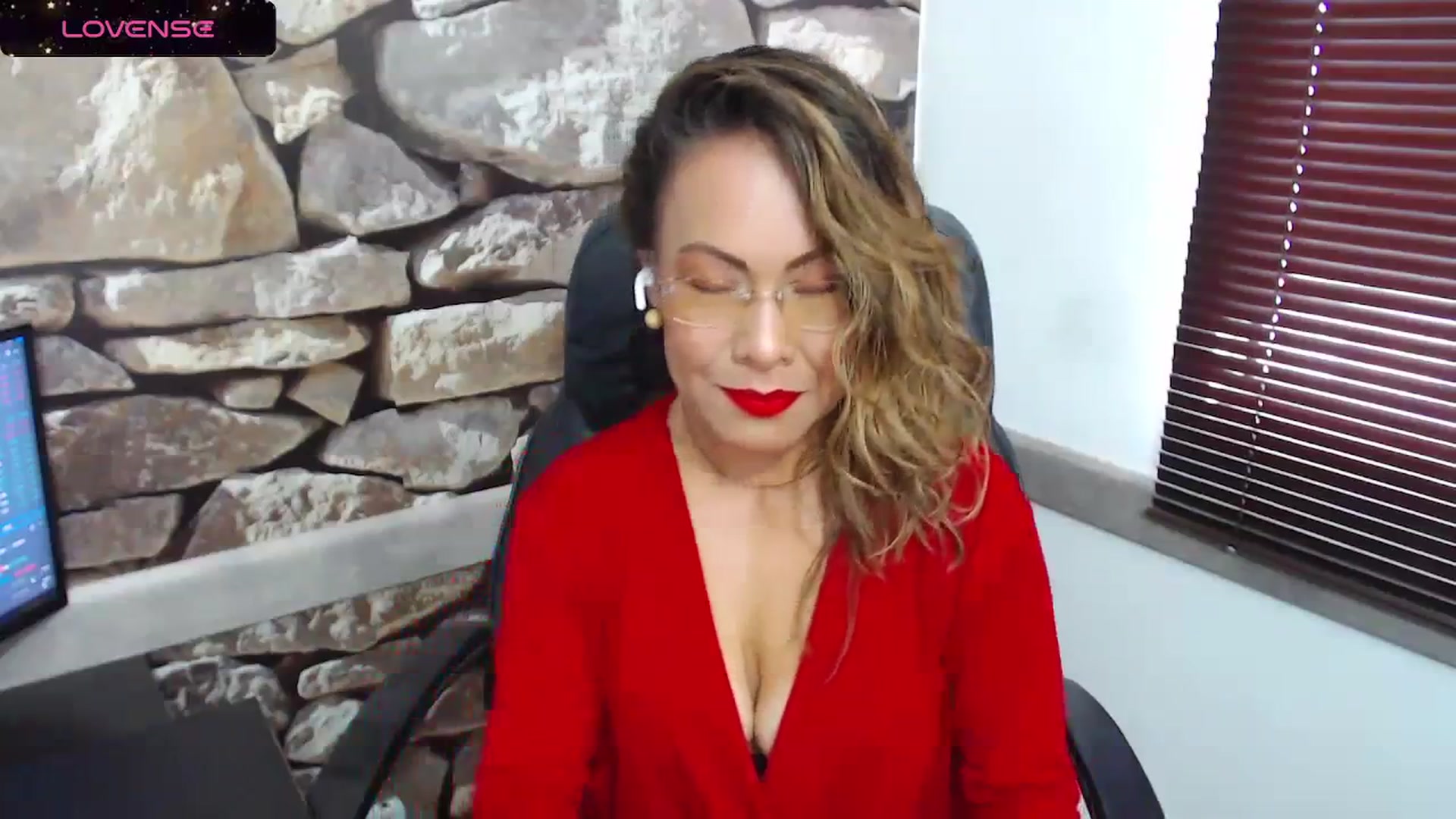 Gallery image thumbnail from office_secret's myfreecams stream on, 12/18/2023, 18:02 image 4 of 20