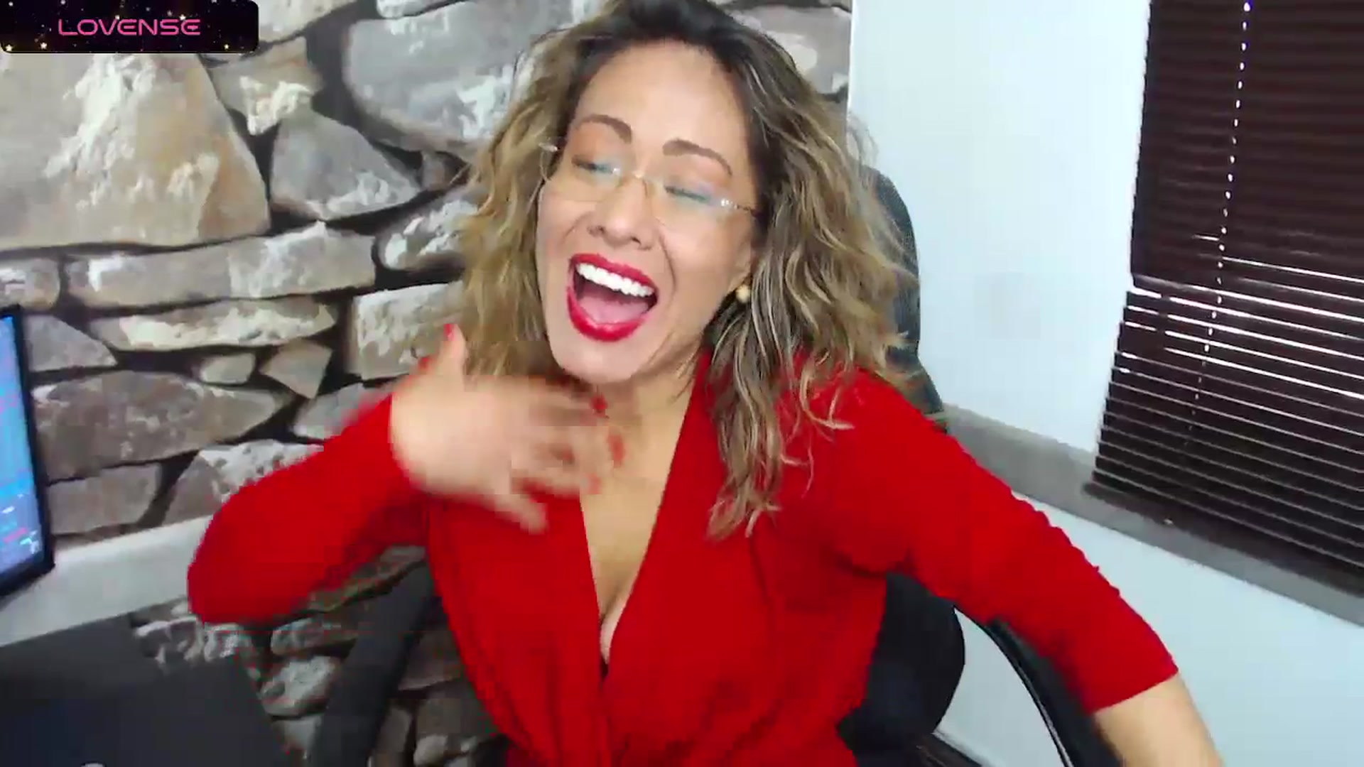 Gallery image thumbnail from office_secret's myfreecams stream on, 12/18/2023, 19:07 image 12 of 20