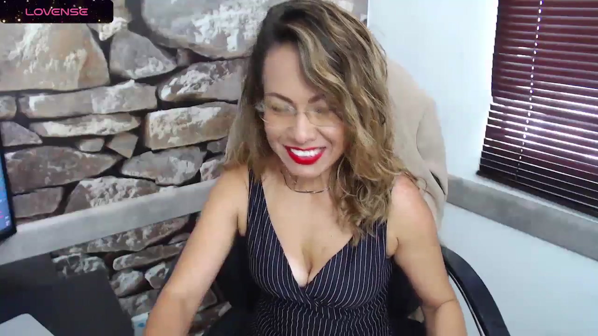 Gallery image thumbnail from office_secret's myfreecams stream on, 12/19/2023, 17:37 image 18 of 20