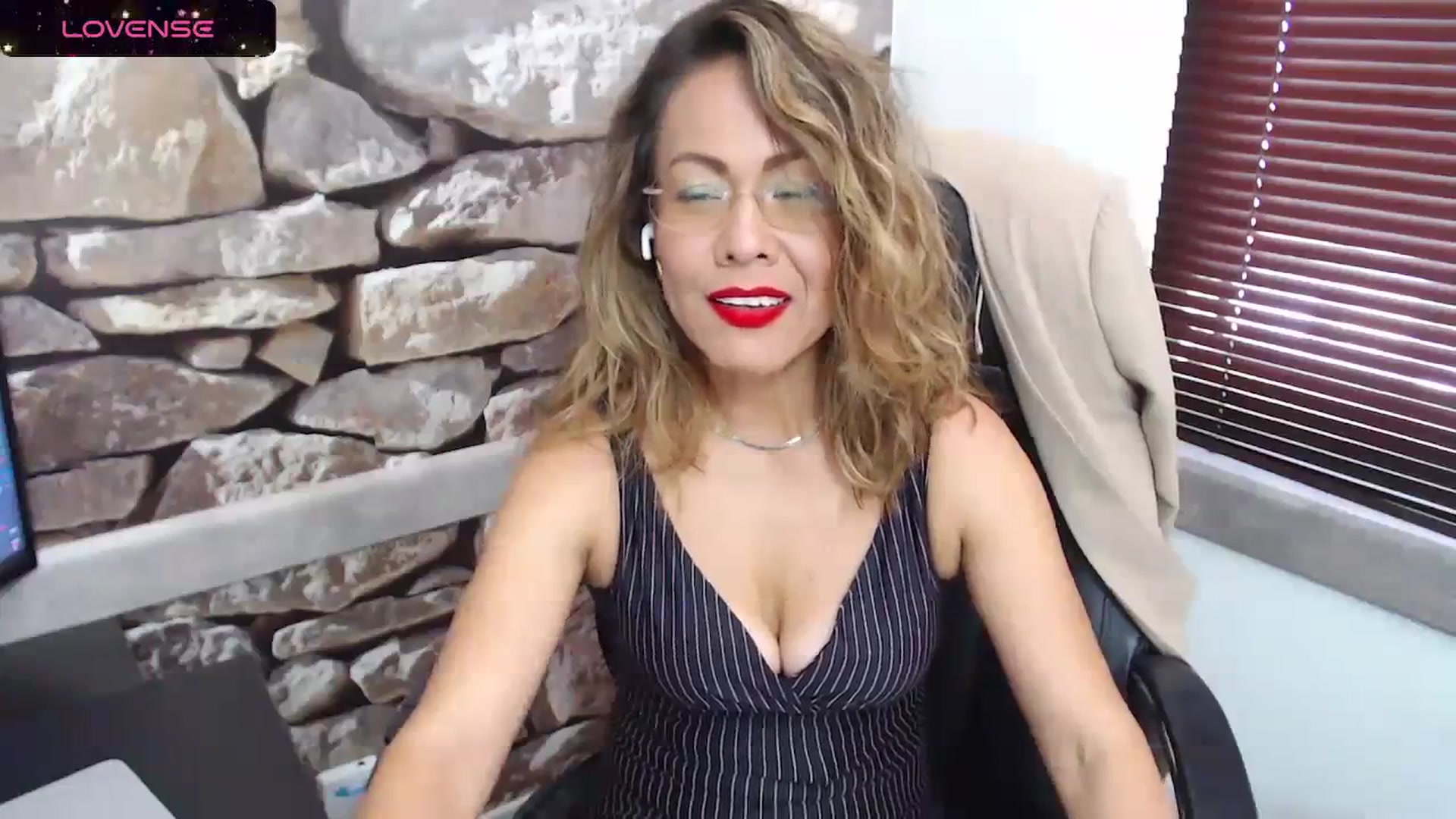 Gallery image thumbnail from office_secret's myfreecams stream on, 12/19/2023, 19:02 image 5 of 20