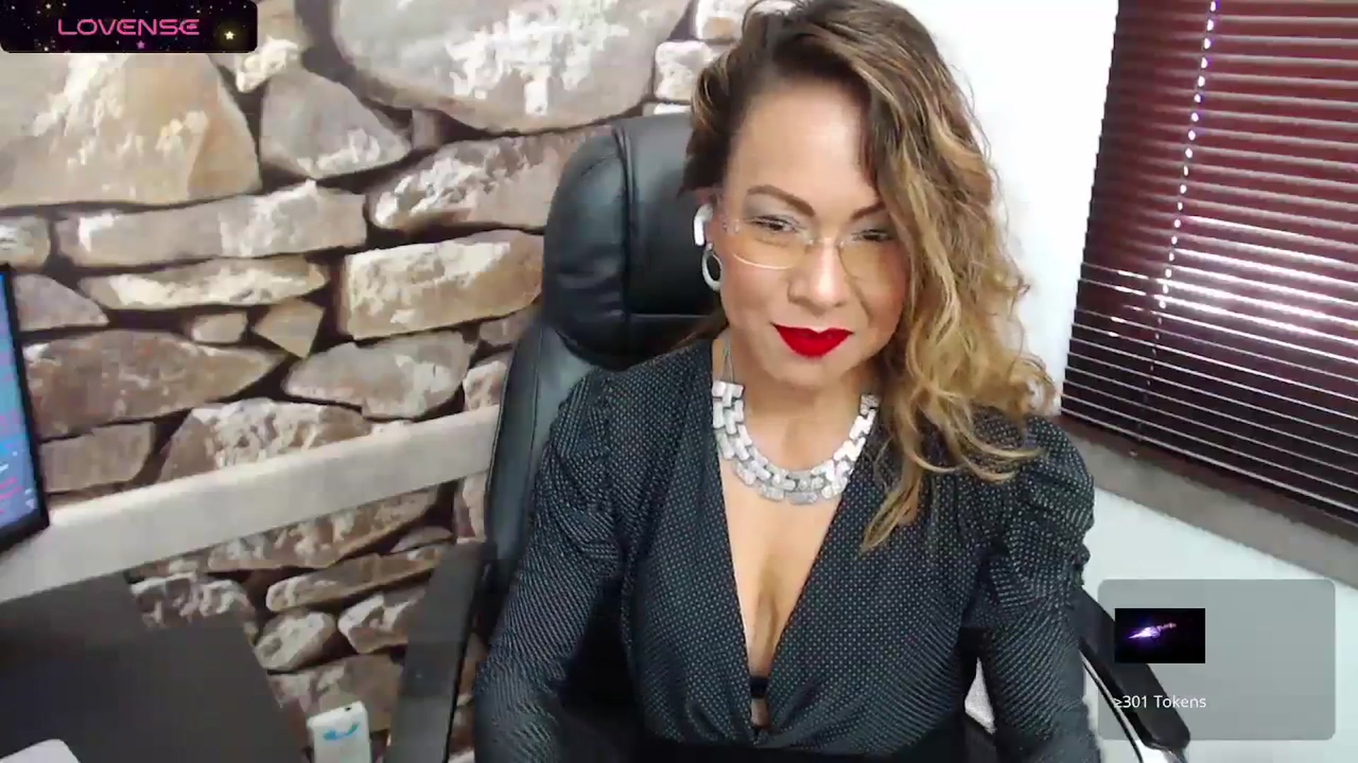 Gallery image thumbnail from office_secret's myfreecams stream on, 12/22/2023, 17:25 image 7 of 20