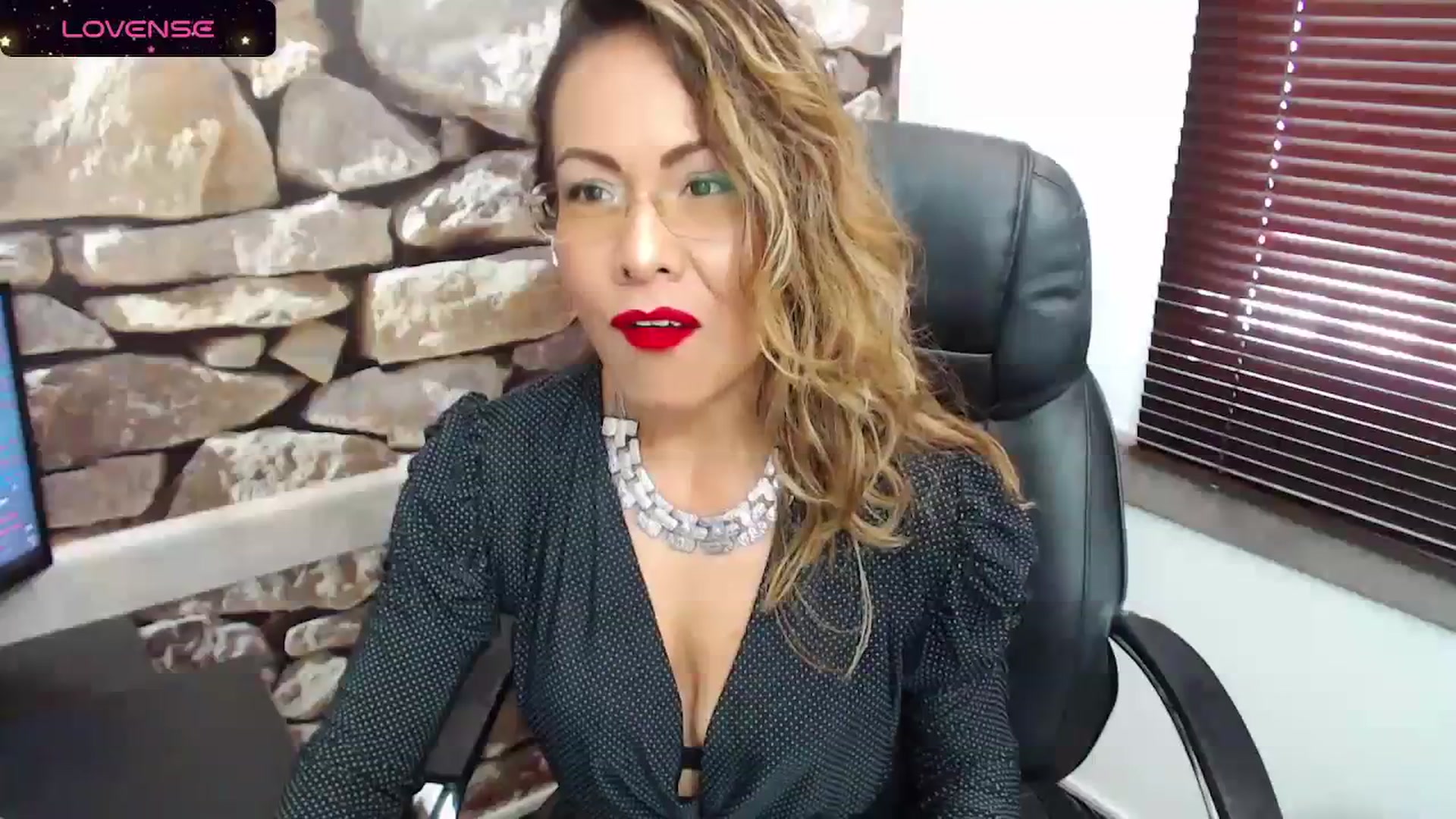 Gallery image thumbnail from office_secret's myfreecams stream on, 12/22/2023, 17:25 image 15 of 20