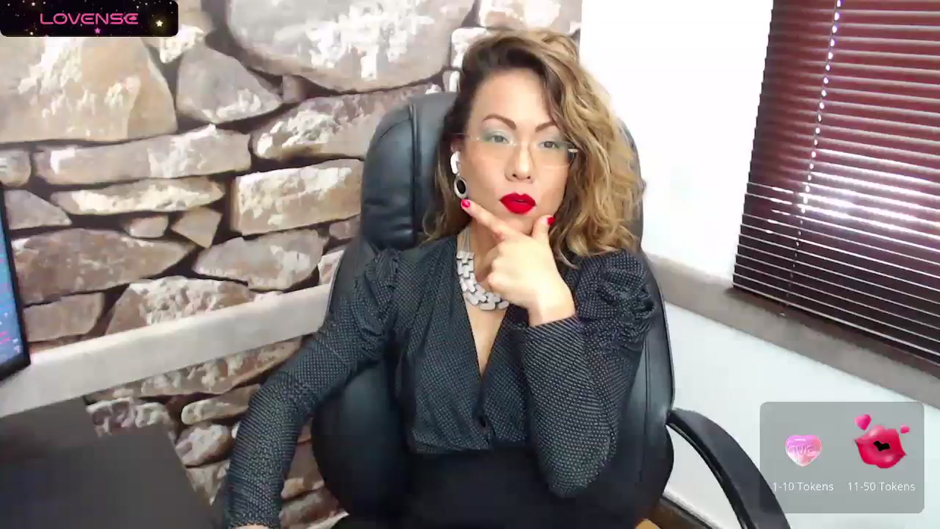 Gallery image thumbnail from office_secret's myfreecams stream on, 12/22/2023, 17:58 image 5 of 20