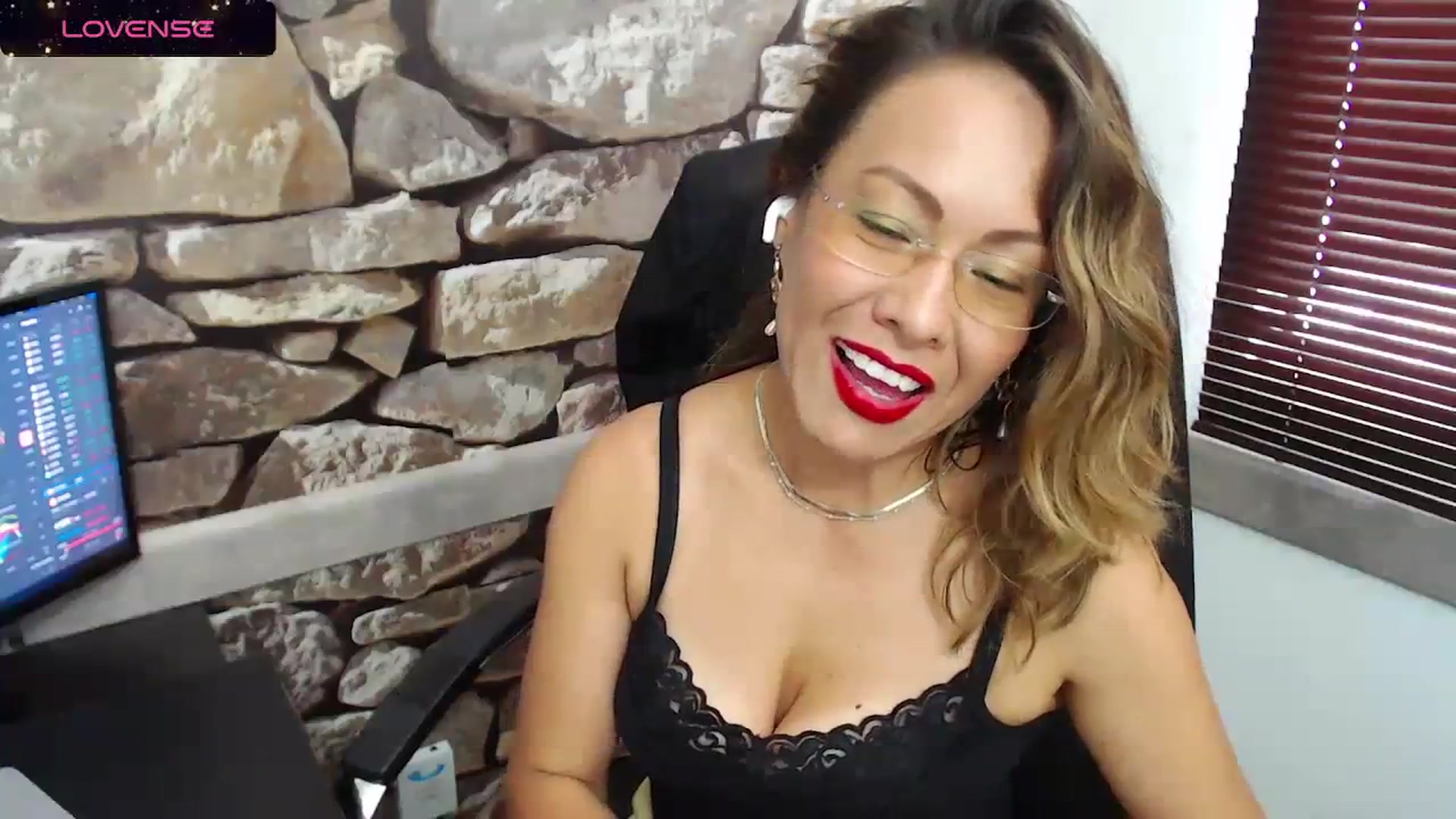 Gallery image thumbnail from office_secret's myfreecams stream on, 12/26/2023, 19:04 image 9 of 20