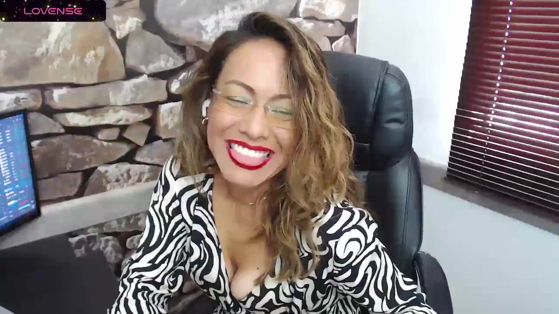 Gallery image thumbnail from office_secret's myfreecams stream on, 12/27/2023, 17:56 image 8 of 20