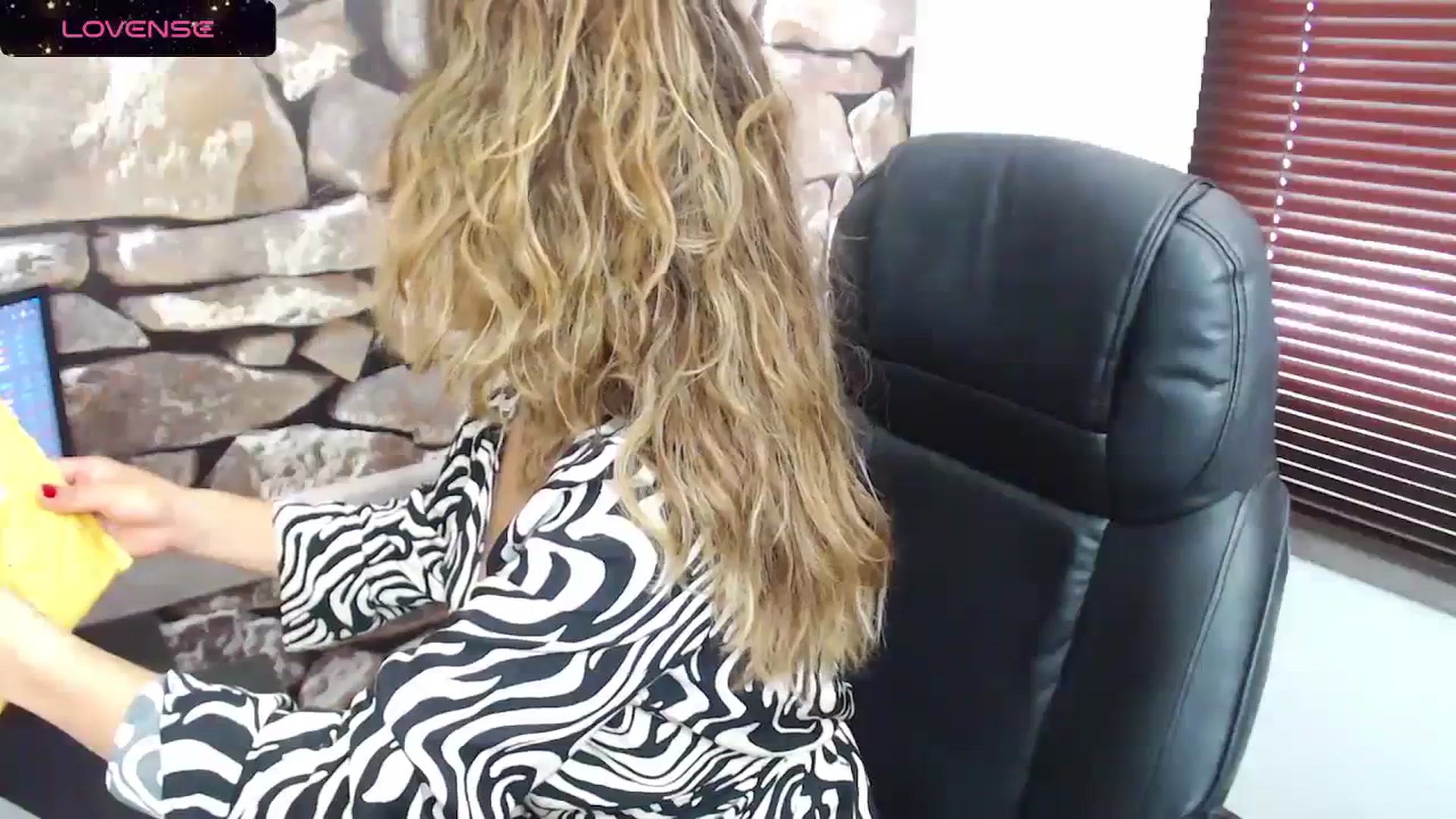 Gallery image thumbnail from office_secret's myfreecams stream on, 12/27/2023, 17:56 image 16 of 20