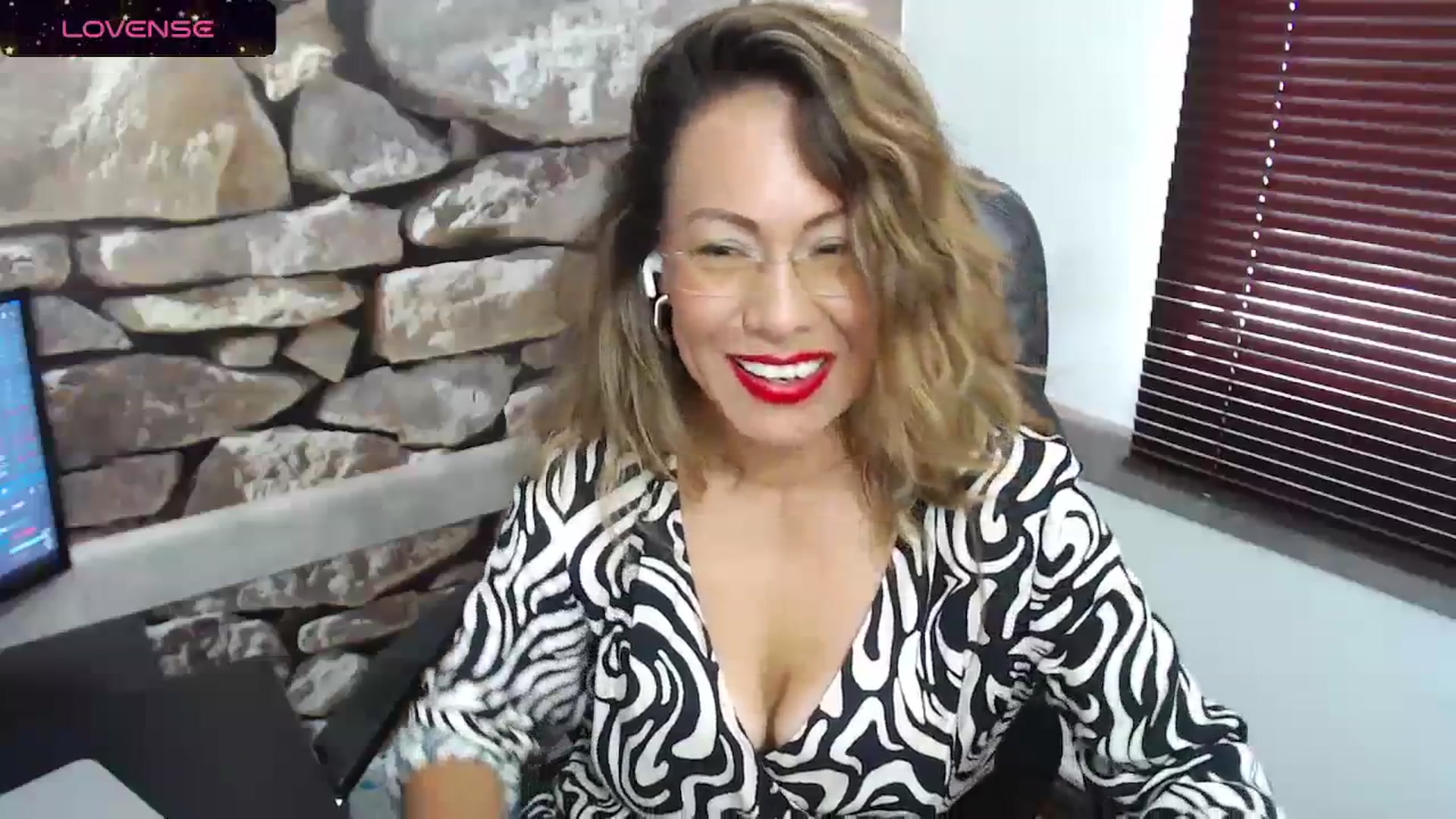 Gallery image thumbnail from office_secret's myfreecams stream on, 12/27/2023, 19:15 image 12 of 20