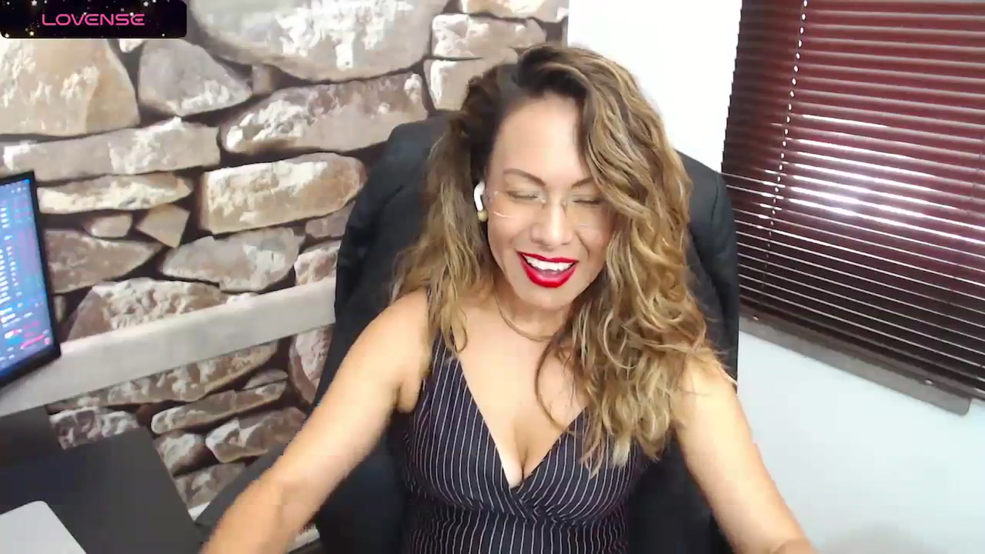 Gallery image thumbnail from office_secret's myfreecams stream on, 01/03/2024, 19:04 image 2 of 20