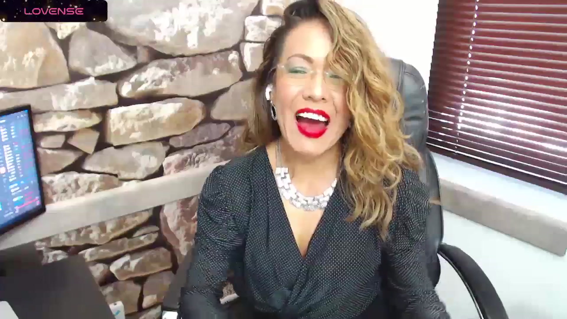 Gallery image thumbnail from office_secret's myfreecams stream on, 01/12/2024, 18:09 image 3 of 20