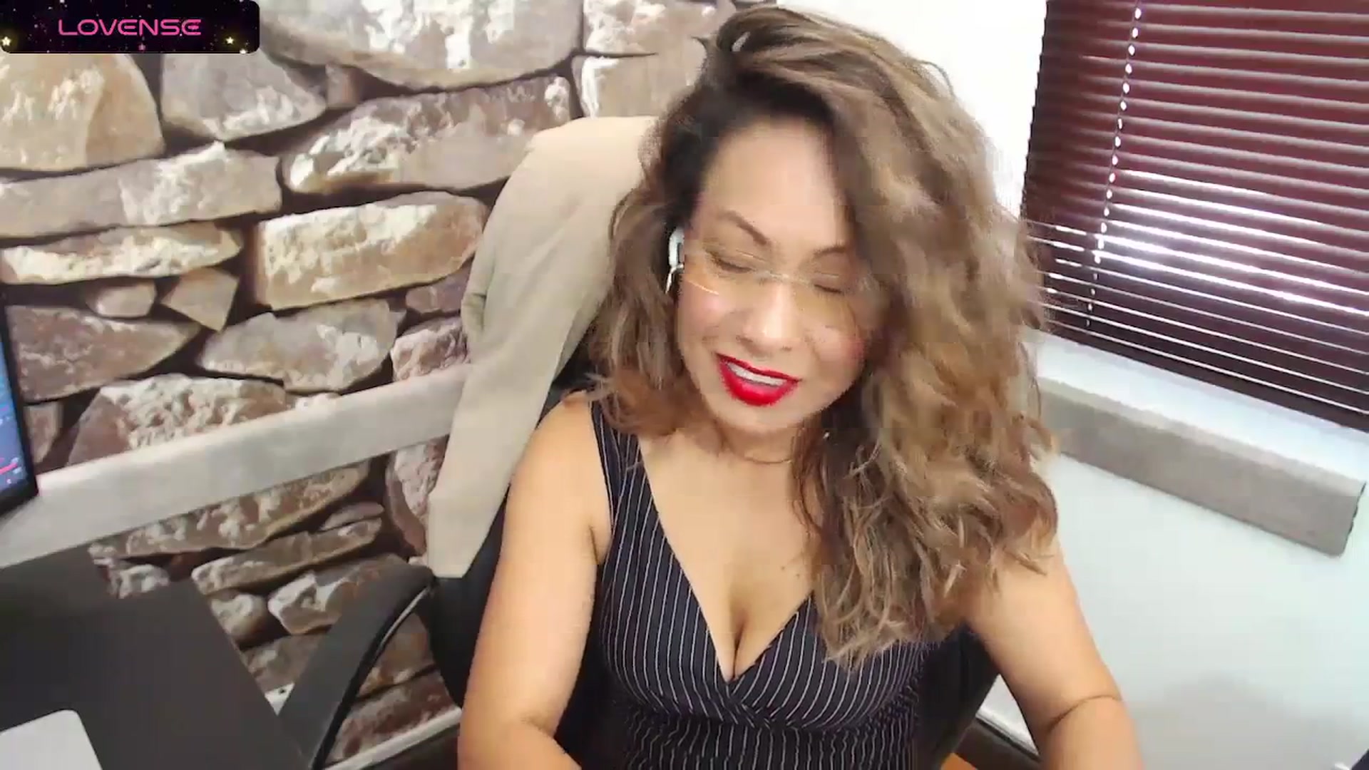Gallery image thumbnail from office_secret's myfreecams stream on, 01/17/2024, 17:15 image 6 of 20
