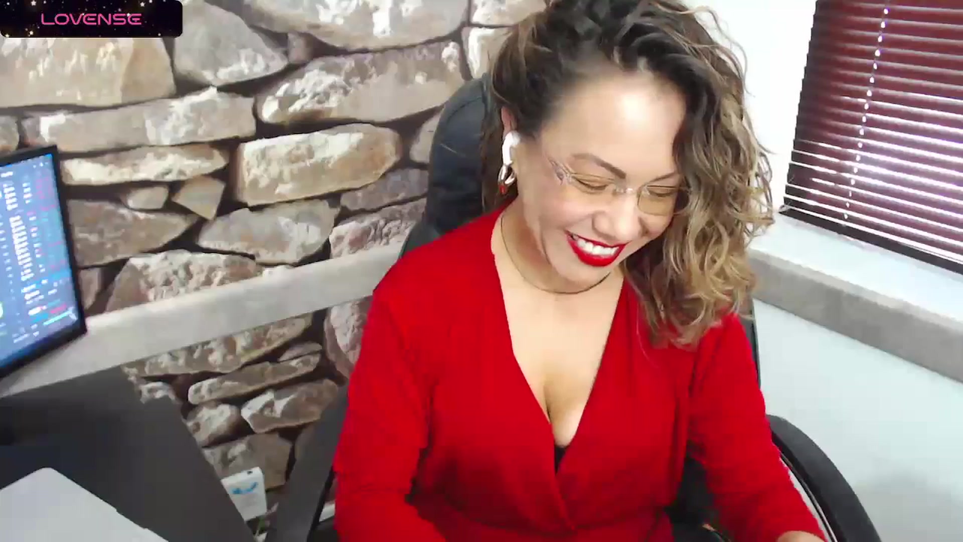 Gallery image thumbnail from office_secret's myfreecams stream on, 02/12/2024, 17:15 image 4 of 20