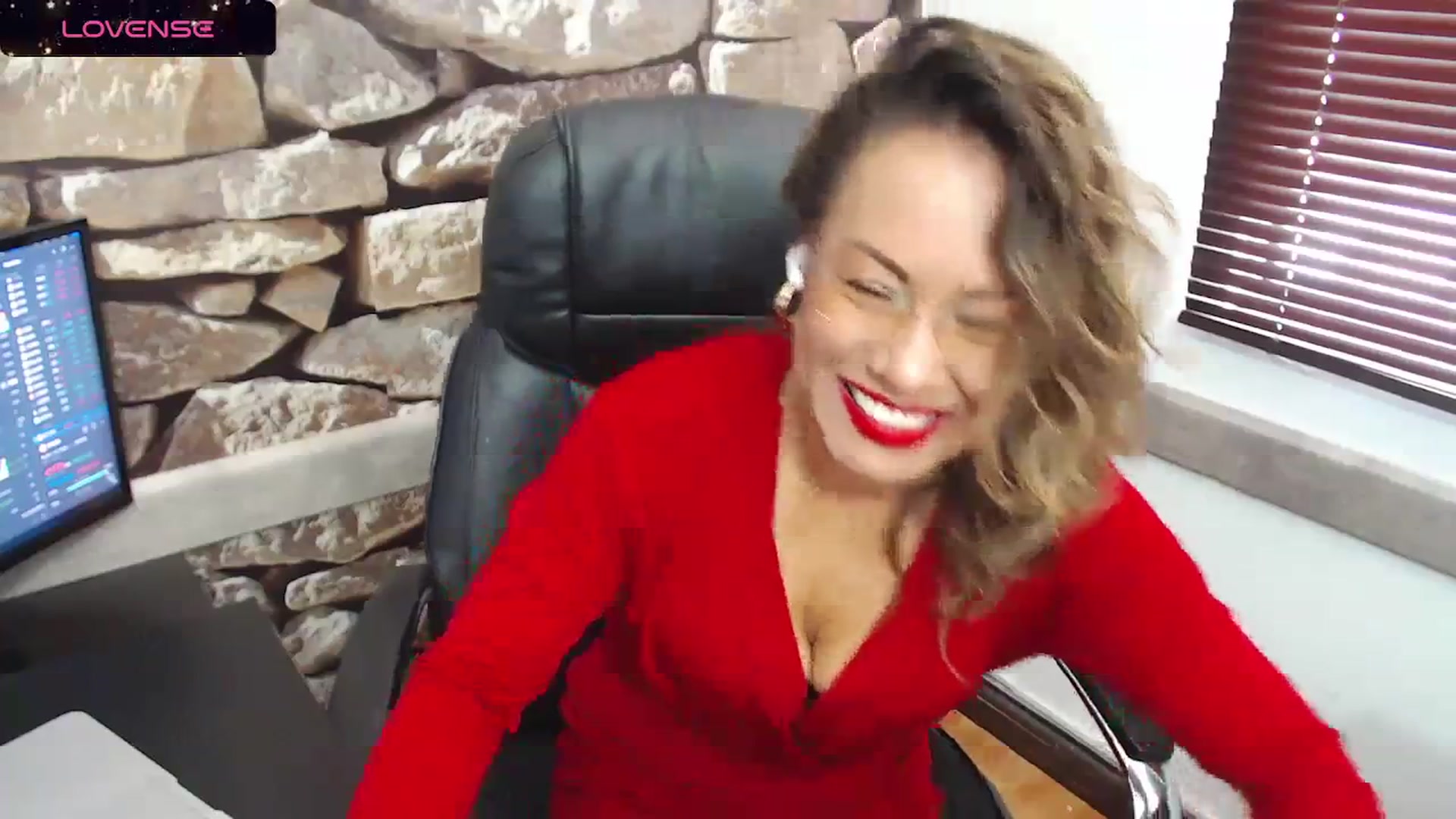 Gallery image thumbnail from office_secret's myfreecams stream on, 02/12/2024, 17:15 image 8 of 20