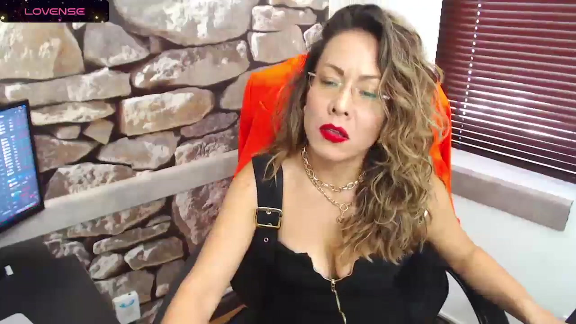 Gallery image thumbnail from office_secret's myfreecams stream on, 02/22/2024, 18:01 image 16 of 20