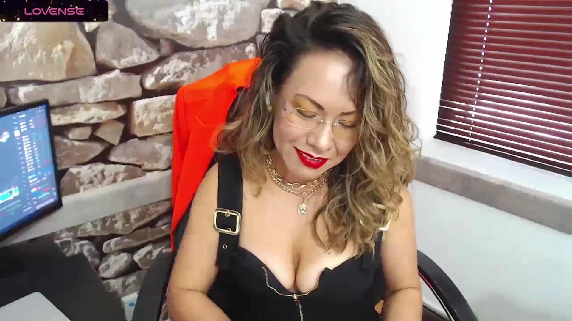 Gallery image thumbnail from office_secret's myfreecams stream on, 03/07/2024, 16:48 image 10 of 20