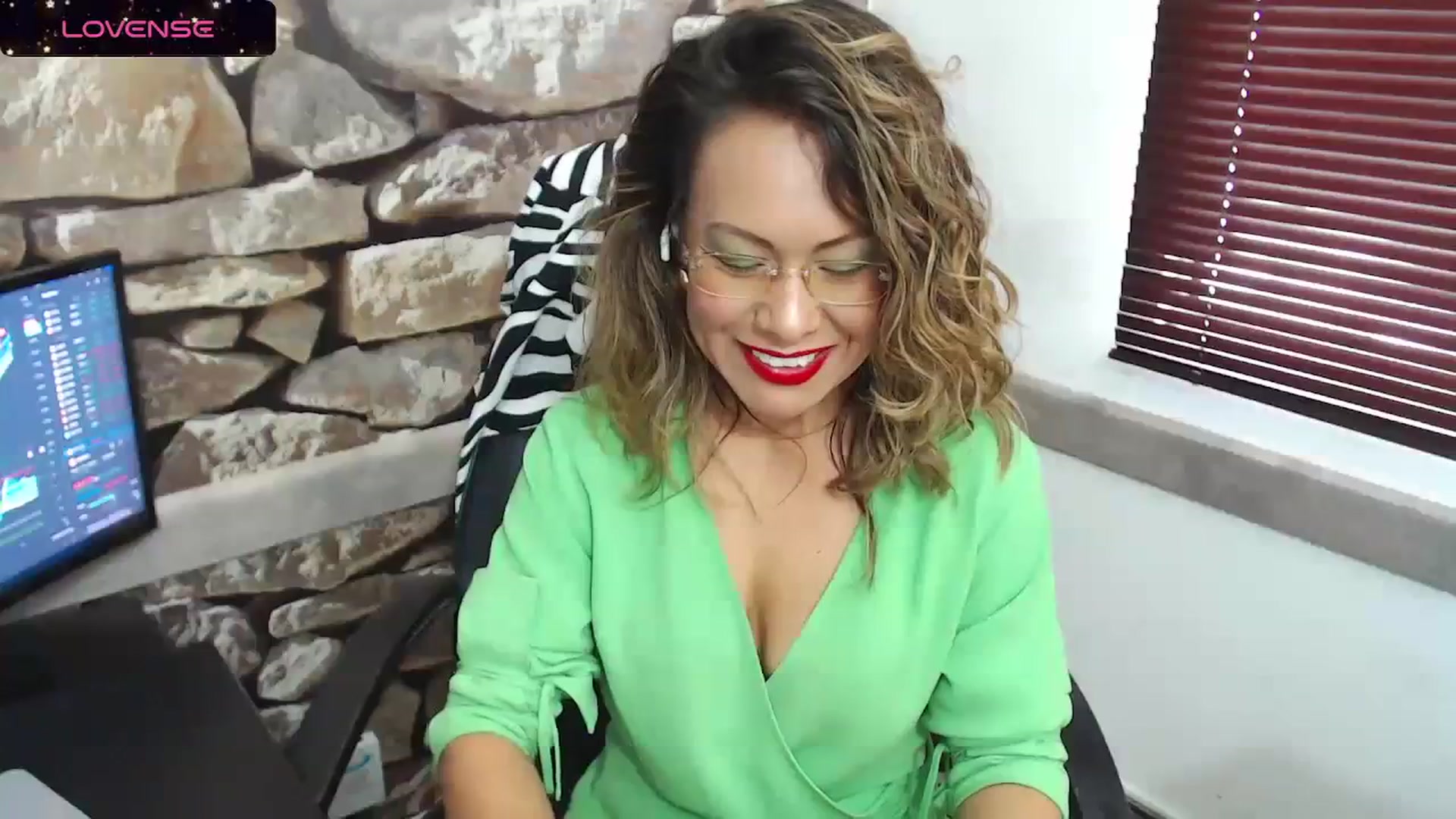 Gallery image thumbnail from office_secret's myfreecams stream on, 03/08/2024, 19:06 image 6 of 20
