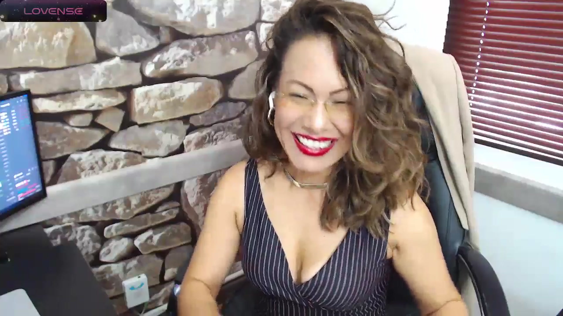 Gallery image thumbnail from office_secret's myfreecams stream on, 05/21/2024, 17:55 image 14 of 20