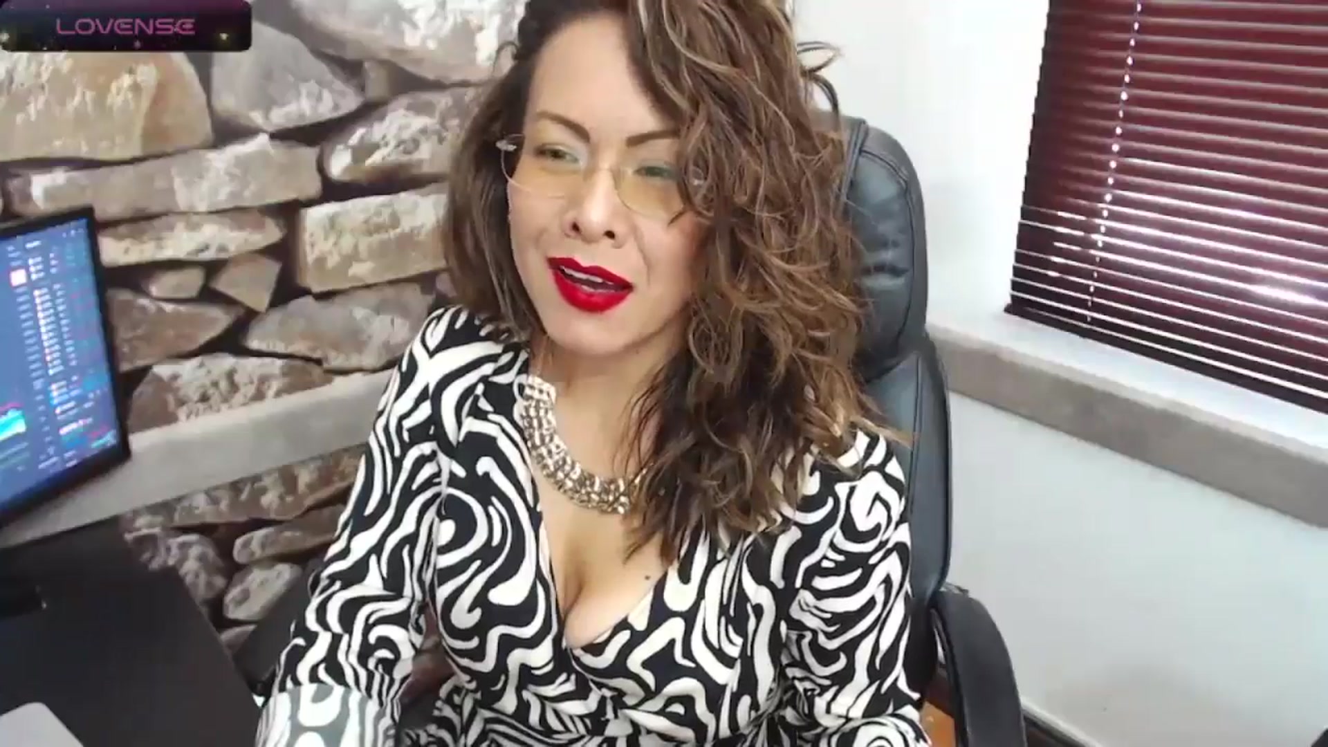 Gallery image thumbnail from office_secret's myfreecams stream on, 05/24/2024, 19:13 image 7 of 20