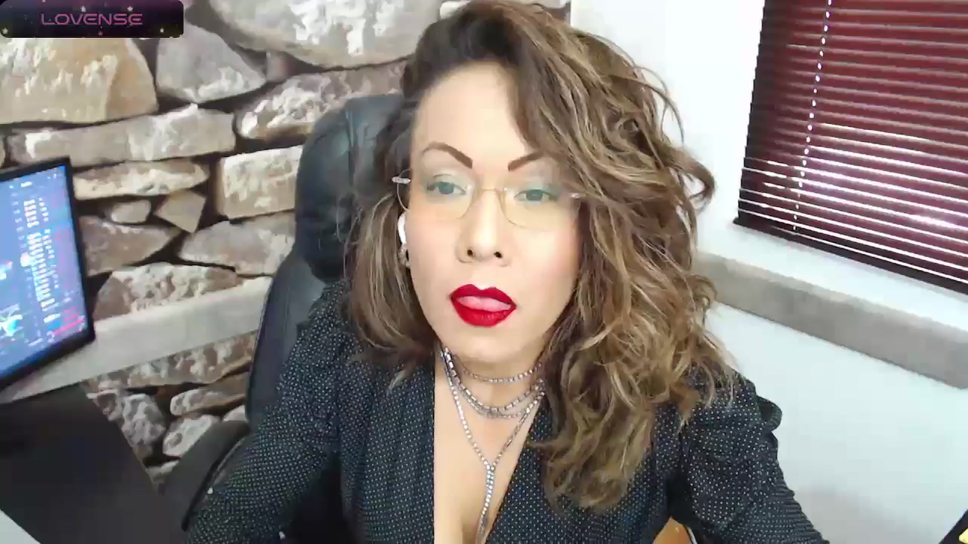 Gallery image thumbnail from office_secret's myfreecams stream on, 06/11/2024, 17:29 image 15 of 20