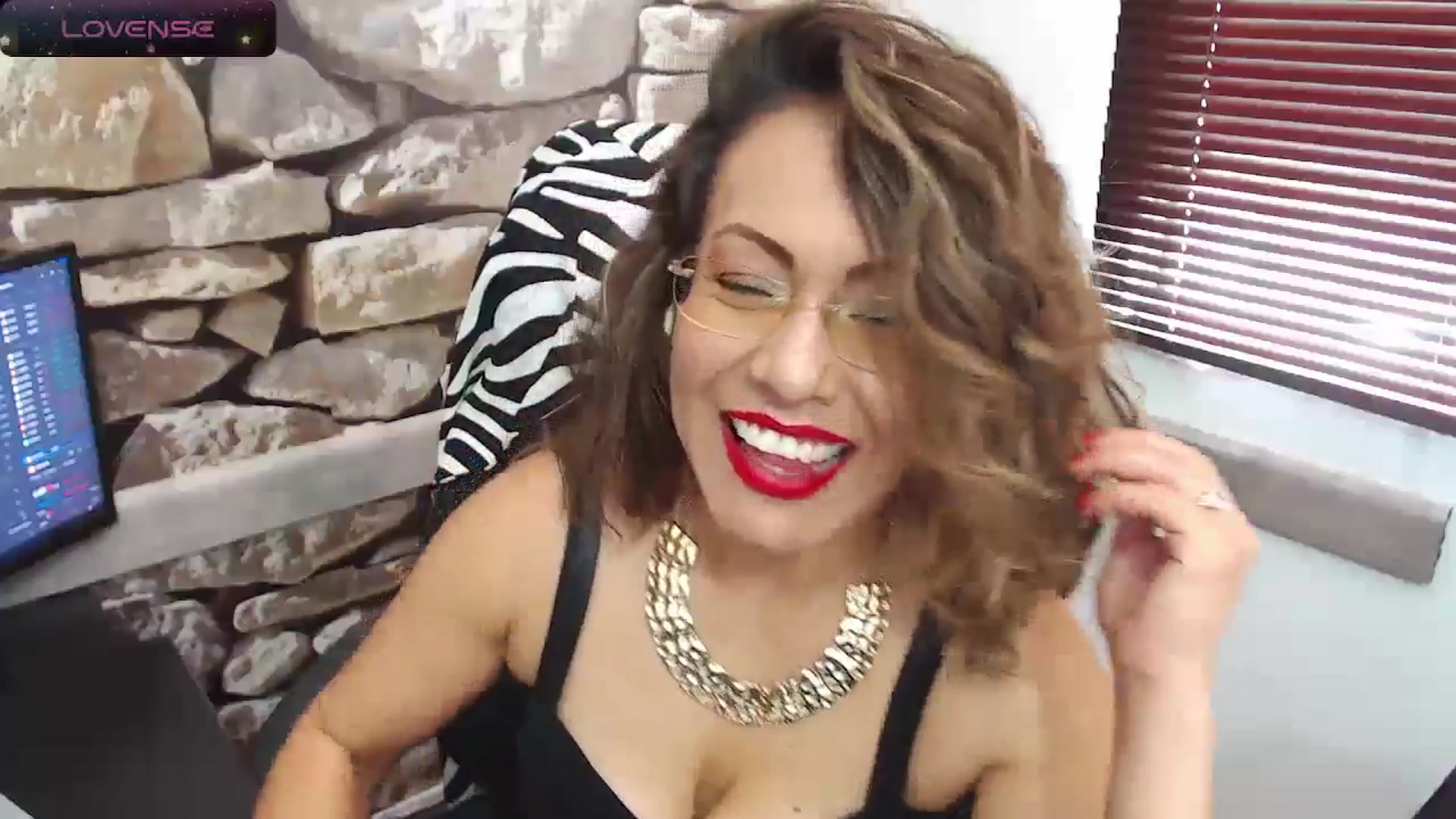Gallery image thumbnail from office_secret's myfreecams stream on, 06/20/2024, 17:25 image 19 of 20