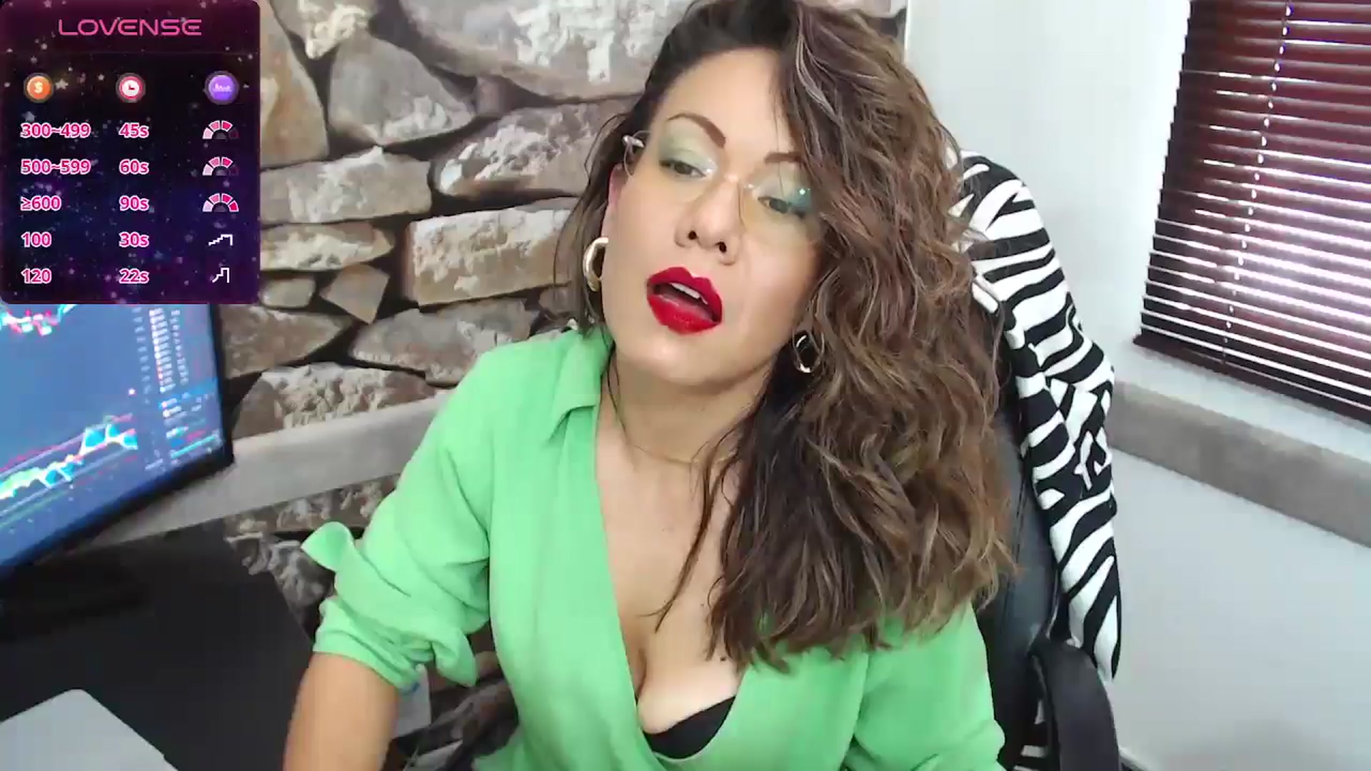 Gallery image thumbnail from office_secret's myfreecams stream on, 06/25/2024, 19:21 image 10 of 20