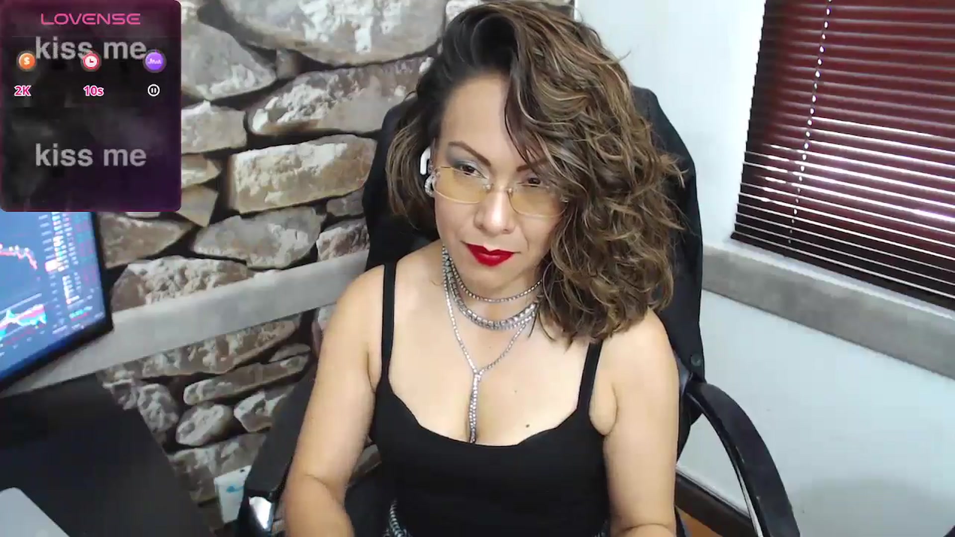 Gallery image thumbnail from office_secret's myfreecams stream on, 08/12/2024, 19:09 image 16 of 20