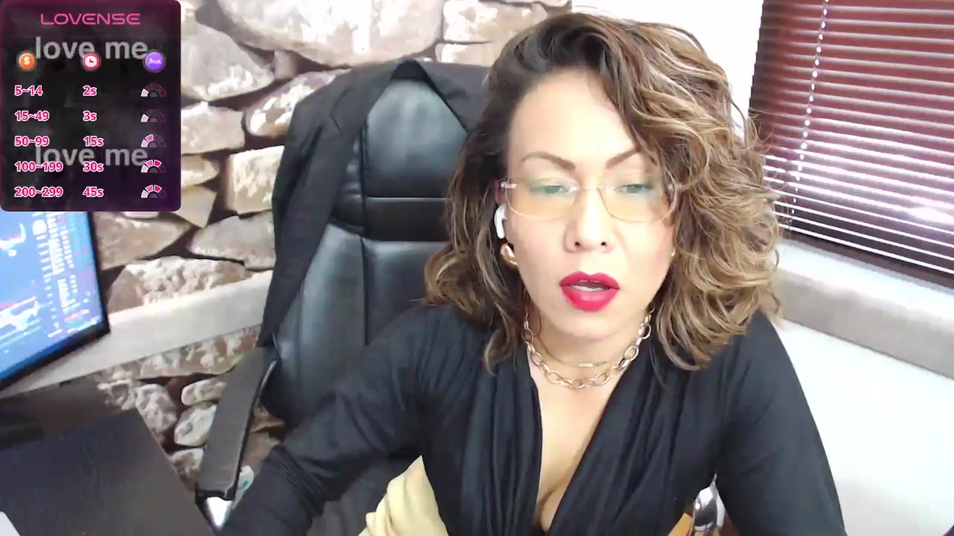 Gallery image thumbnail from office_secret's myfreecams stream on, 08/13/2024, 19:06 image 7 of 20