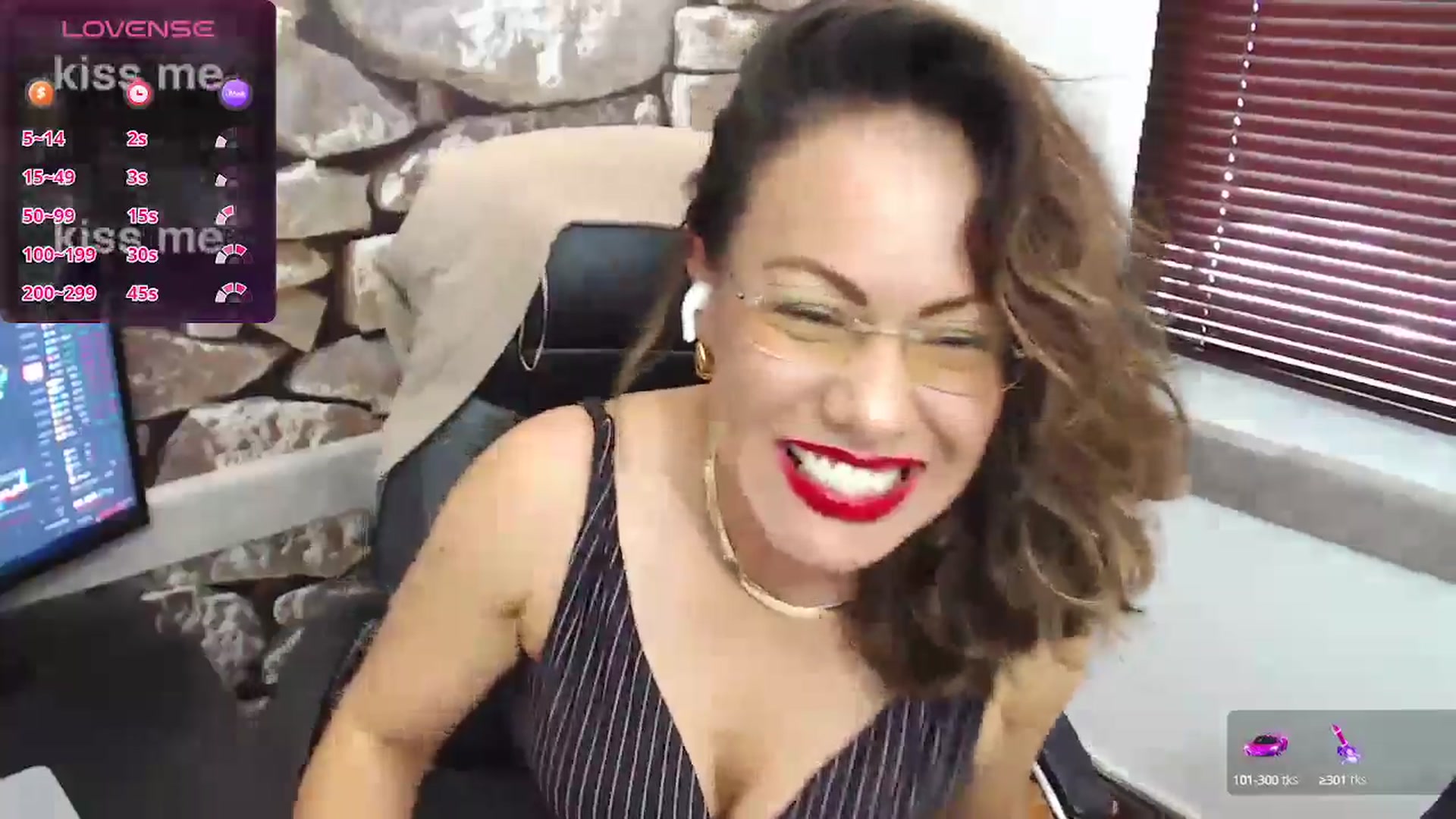 Gallery image thumbnail from office_secret's myfreecams stream on, 08/22/2024, 18:25 image 8 of 20