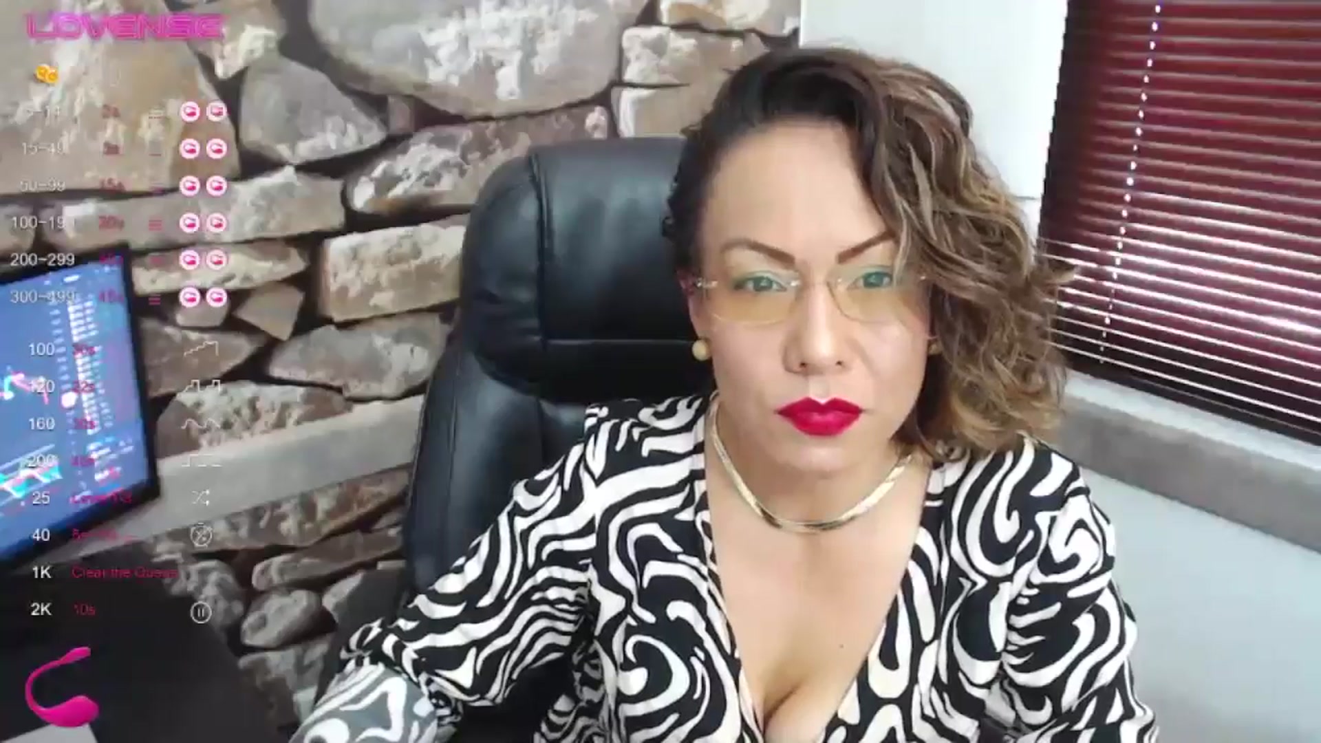 Gallery image thumbnail from office_secret's myfreecams stream on, 09/06/2024, 17:22 image 5 of 20