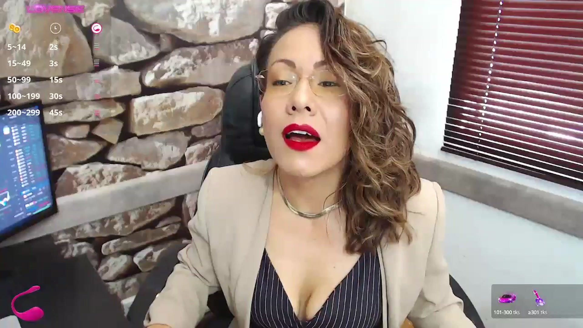 Gallery image thumbnail from office_secret's myfreecams stream on, 09/13/2024, 18:12 image 2 of 20