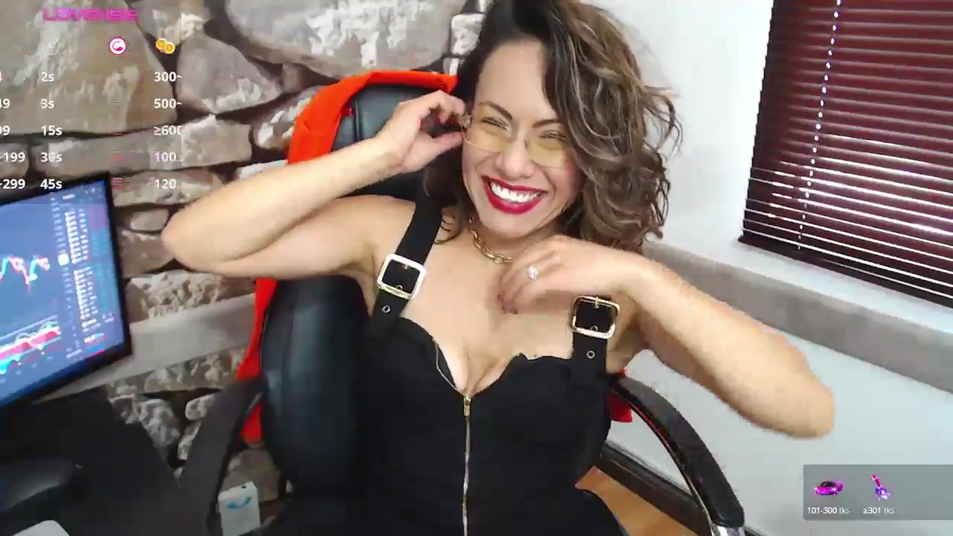 Gallery image thumbnail from office_secret's myfreecams stream on, 10/01/2024, 19:41 image 17 of 20