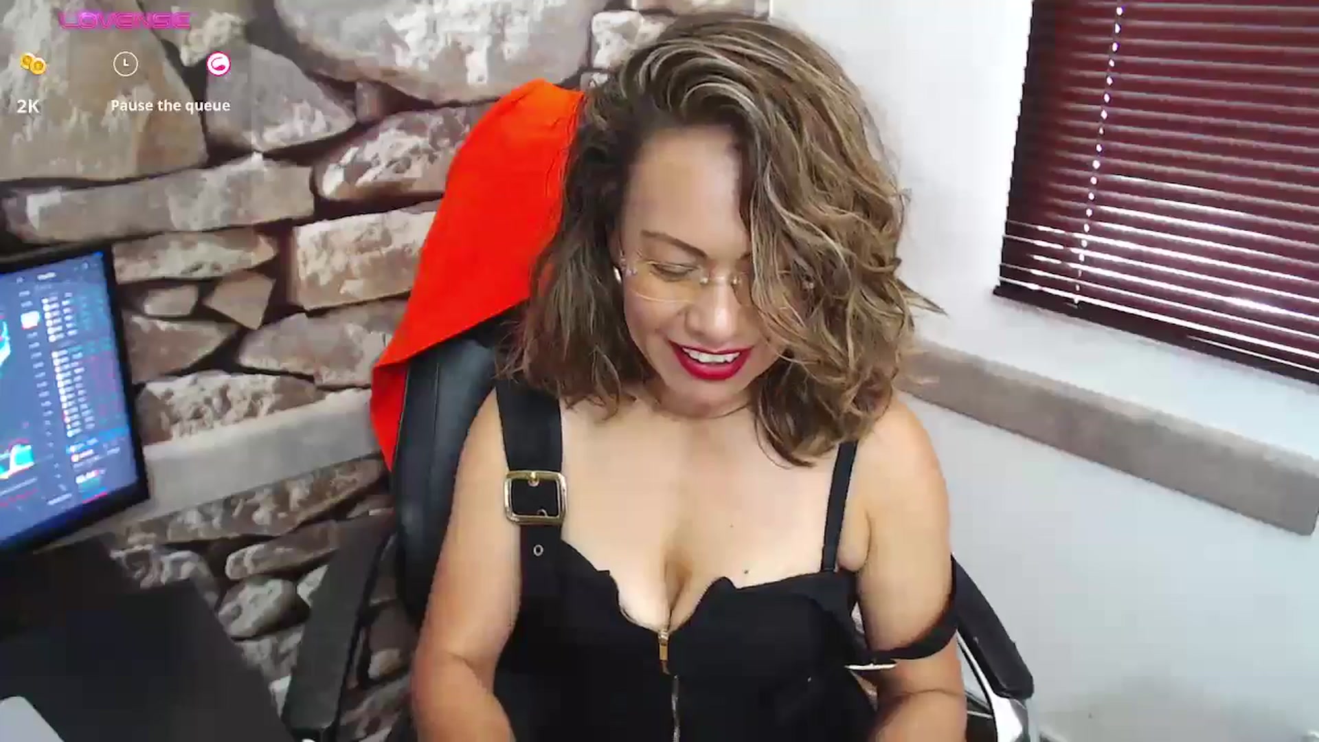 Gallery image thumbnail from office_secret's myfreecams stream on, 10/15/2024, 19:20 image 17 of 20