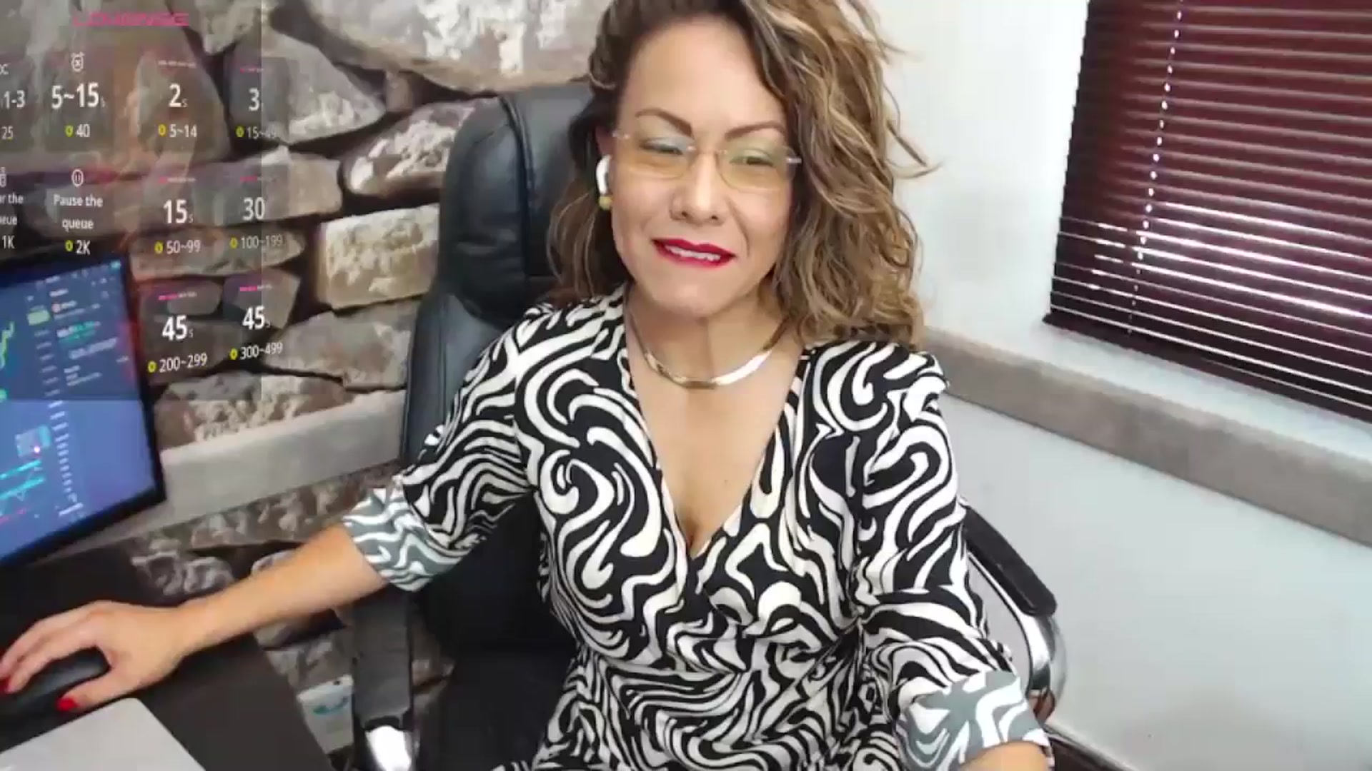 Gallery image thumbnail from office_secret's myfreecams stream on, 10/18/2024, 19:09 image 11 of 20