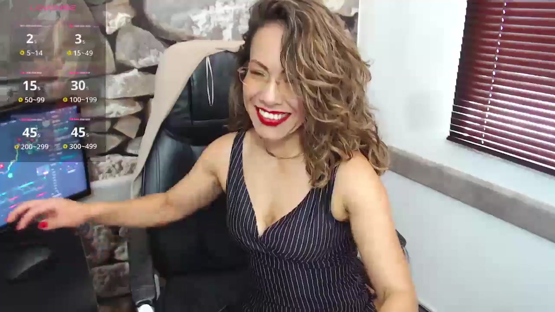 Gallery image thumbnail from office_secret's myfreecams stream on, 11/21/2024, 17:33 image 17 of 20