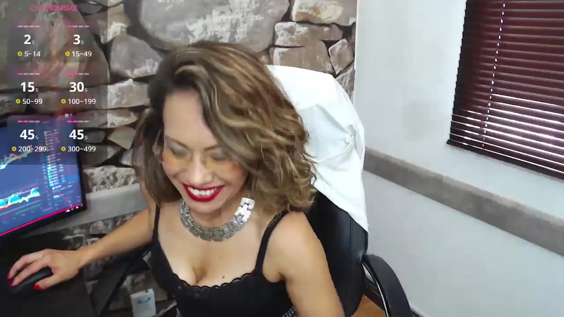 Gallery image thumbnail from office_secret's myfreecams stream on, 11/25/2024, 19:25 image 13 of 20