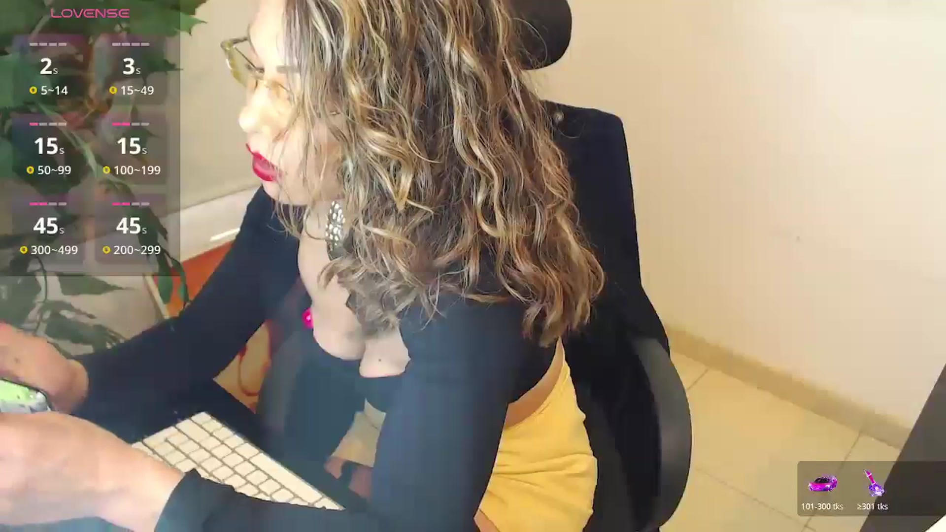 Gallery image thumbnail from office_secret's myfreecams stream on, 12/01/2025, 18:42 image 17 of 20