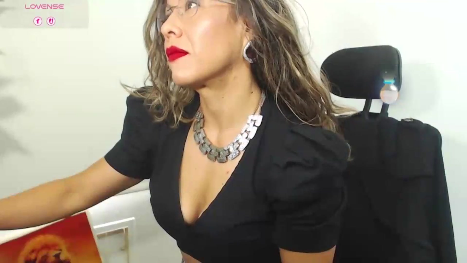 Gallery image thumbnail from office_secret's myfreecams stream on, 08/14/2026, 18:32 image 17 of 20