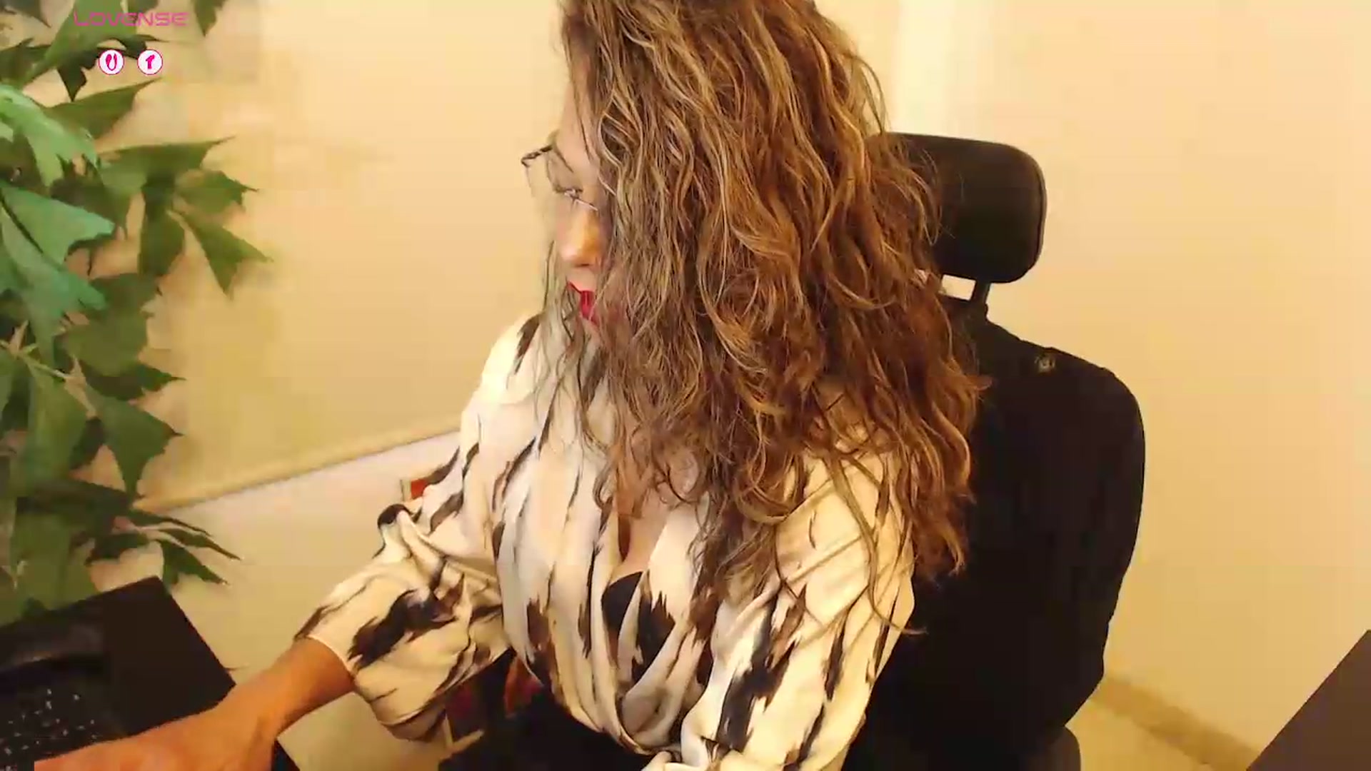 Gallery image thumbnail from office_secret's myfreecams stream on, 09/07/2026, 18:09 image 16 of 20