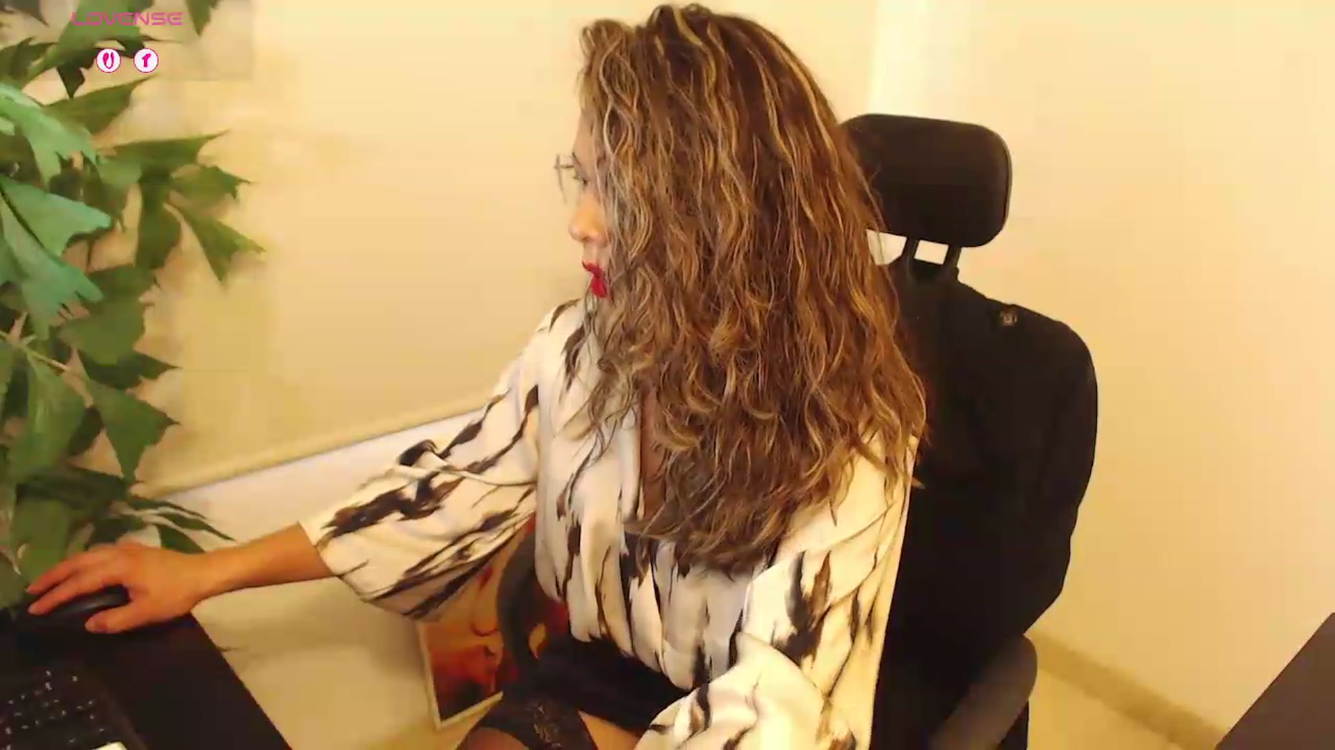 Gallery image thumbnail from office_secret's myfreecams stream on, 09/07/2026, 18:09 image 13 of 20