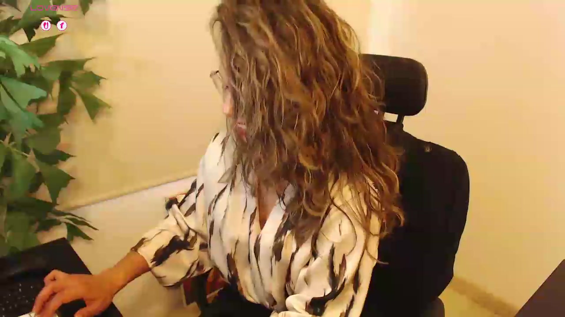 Gallery image thumbnail from office_secret's myfreecams stream on, 09/07/2026, 18:09 image 17 of 20