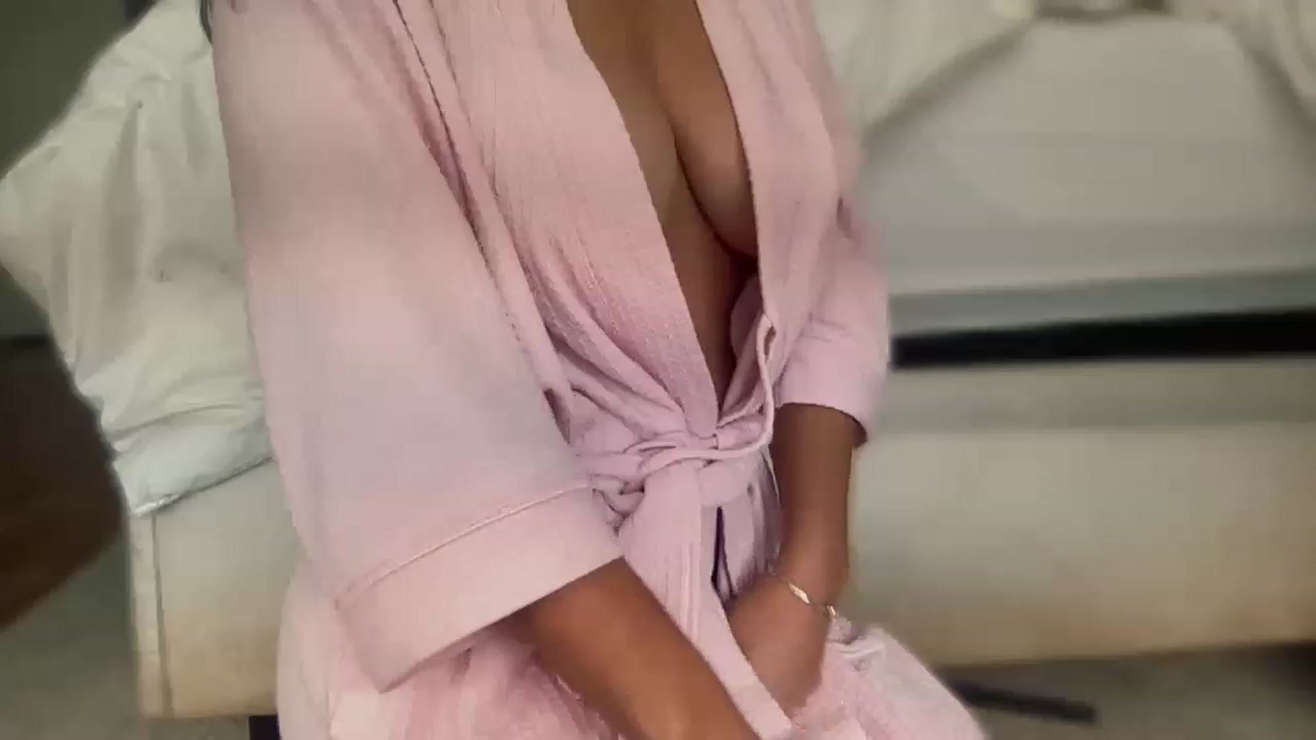 Gallery image thumbnail from olivia_virgo's myfreecams stream on, 12/18/2022, 19:04 image 14 of 20