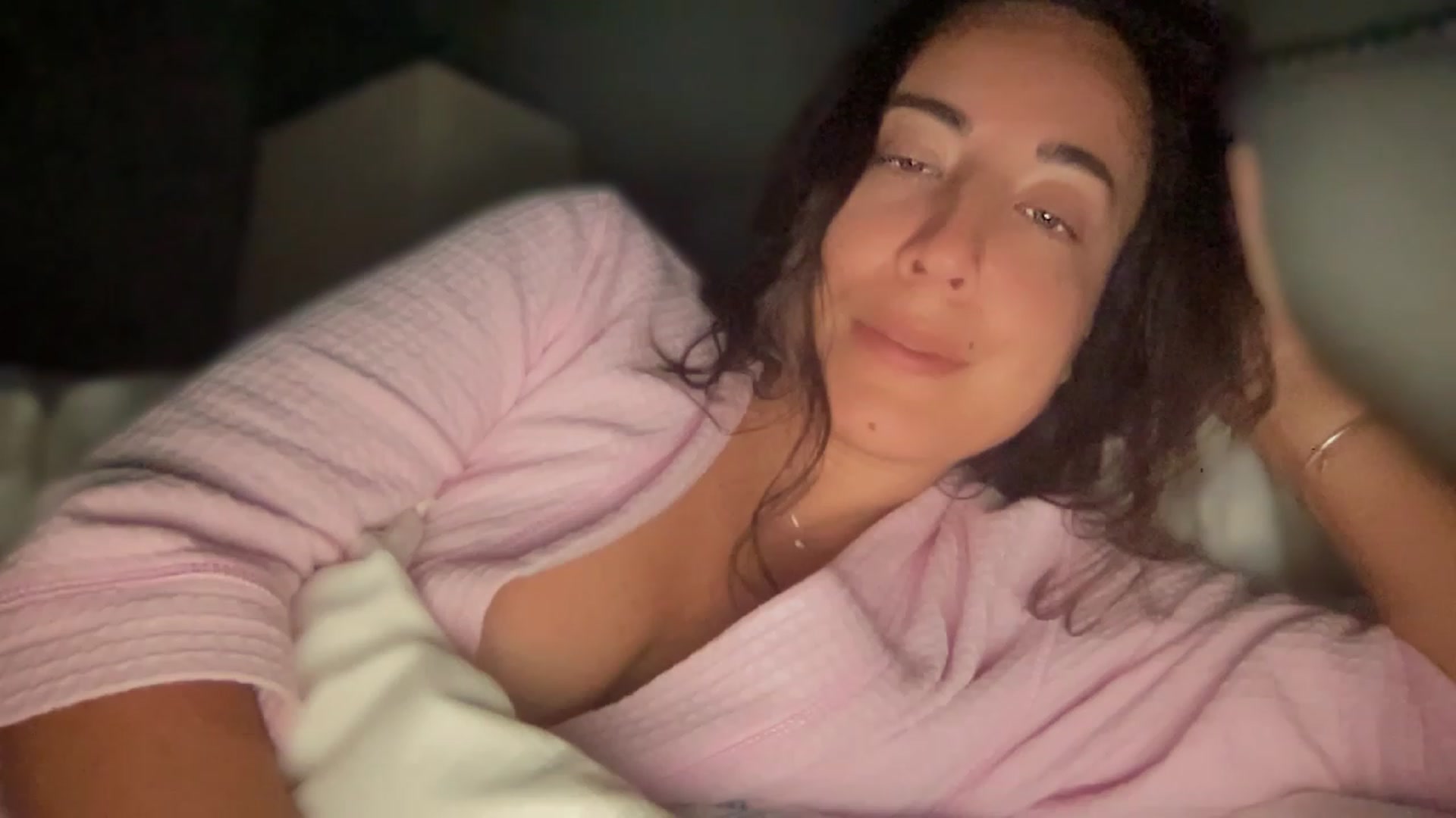 Gallery image thumbnail from olivia_virgo's myfreecams stream on, 12/19/2022, 01:25 image 6 of 20