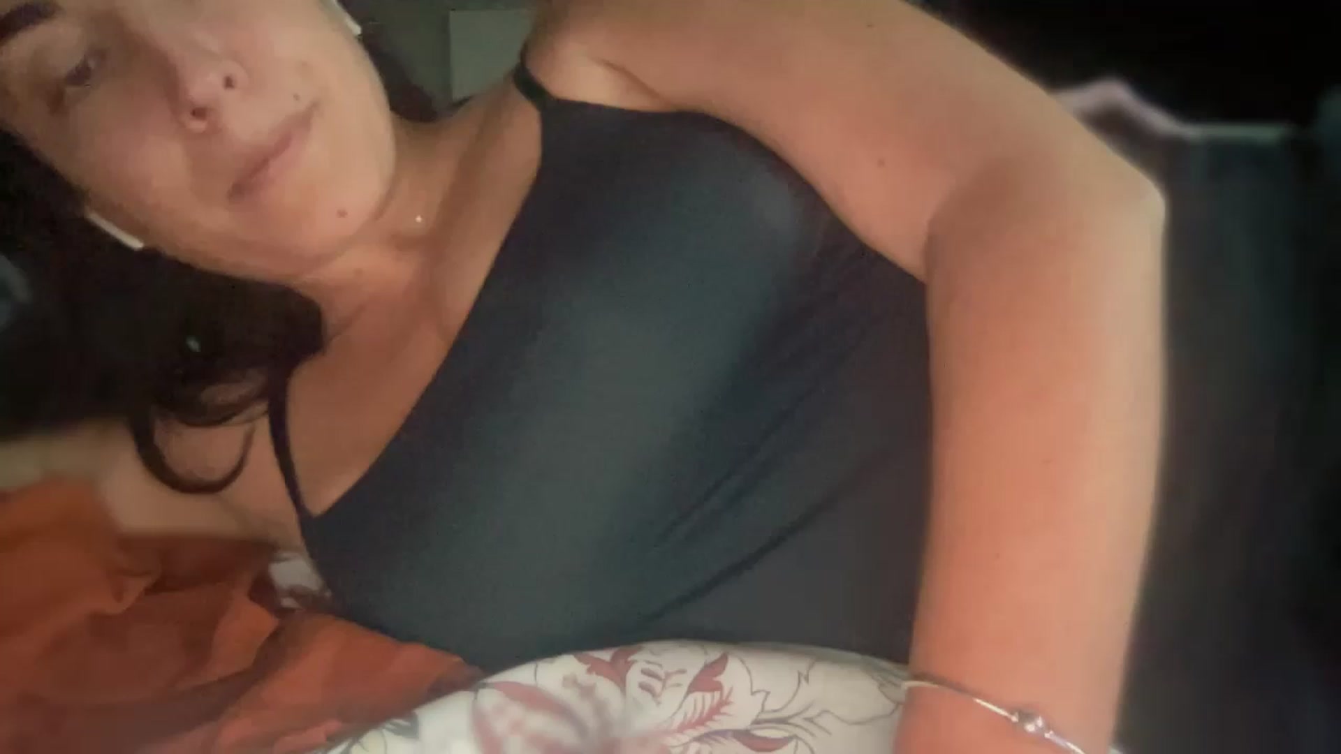 Gallery image thumbnail from olivia_virgo's myfreecams stream on, 02/19/2023, 23:06 image 5 of 20