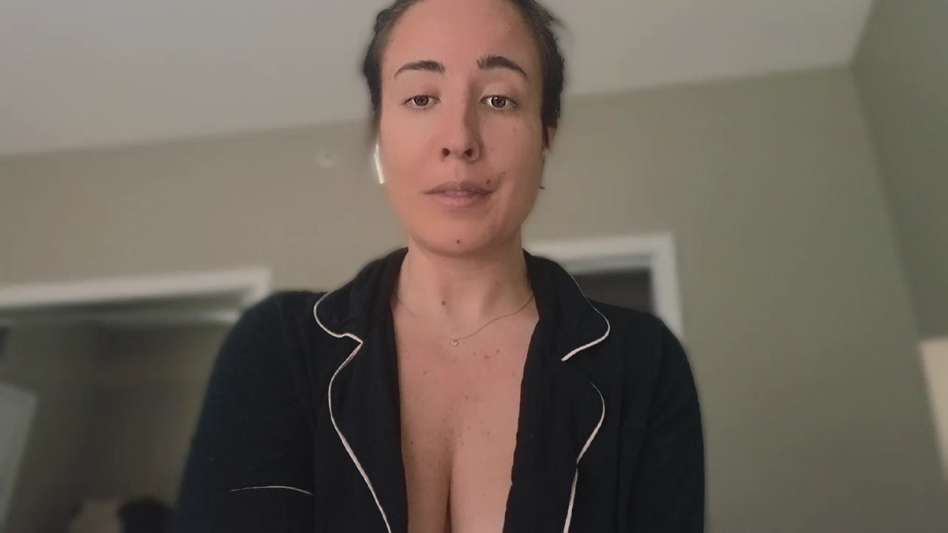 Gallery image thumbnail from olivia_virgo's myfreecams stream on, 03/15/2023, 17:27 image 16 of 20