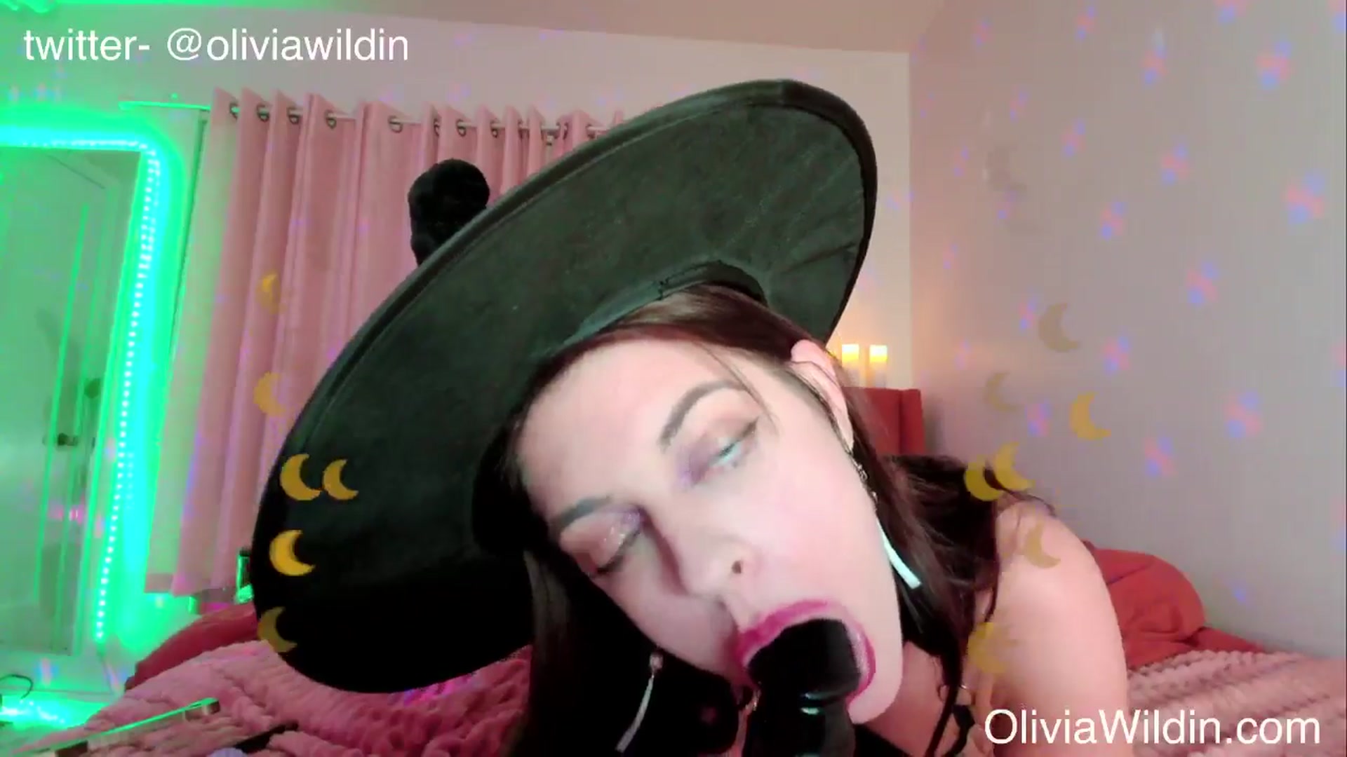 Gallery image thumbnail from oliviawildin's myfreecams stream on, 10/19/2024, 04:12 image 16 of 20