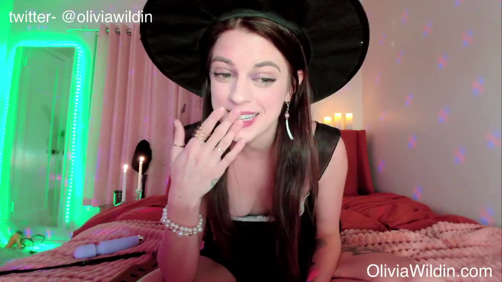 Gallery image thumbnail from oliviawildin's myfreecams stream on, 10/19/2024, 04:12 image 4 of 20