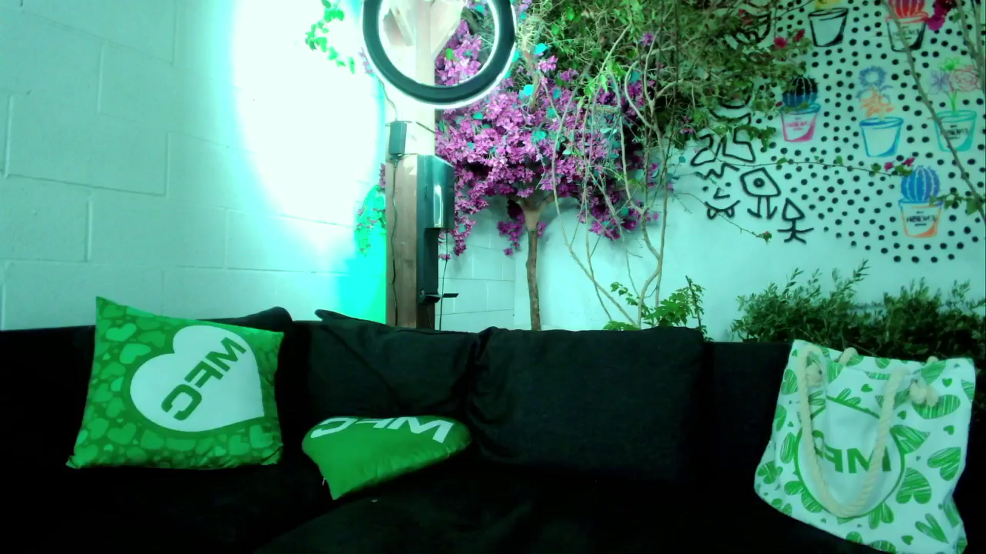 Gallery image thumbnail from oliviawildin's myfreecams stream on, 05/20/2025, 06:41 image 14 of 20