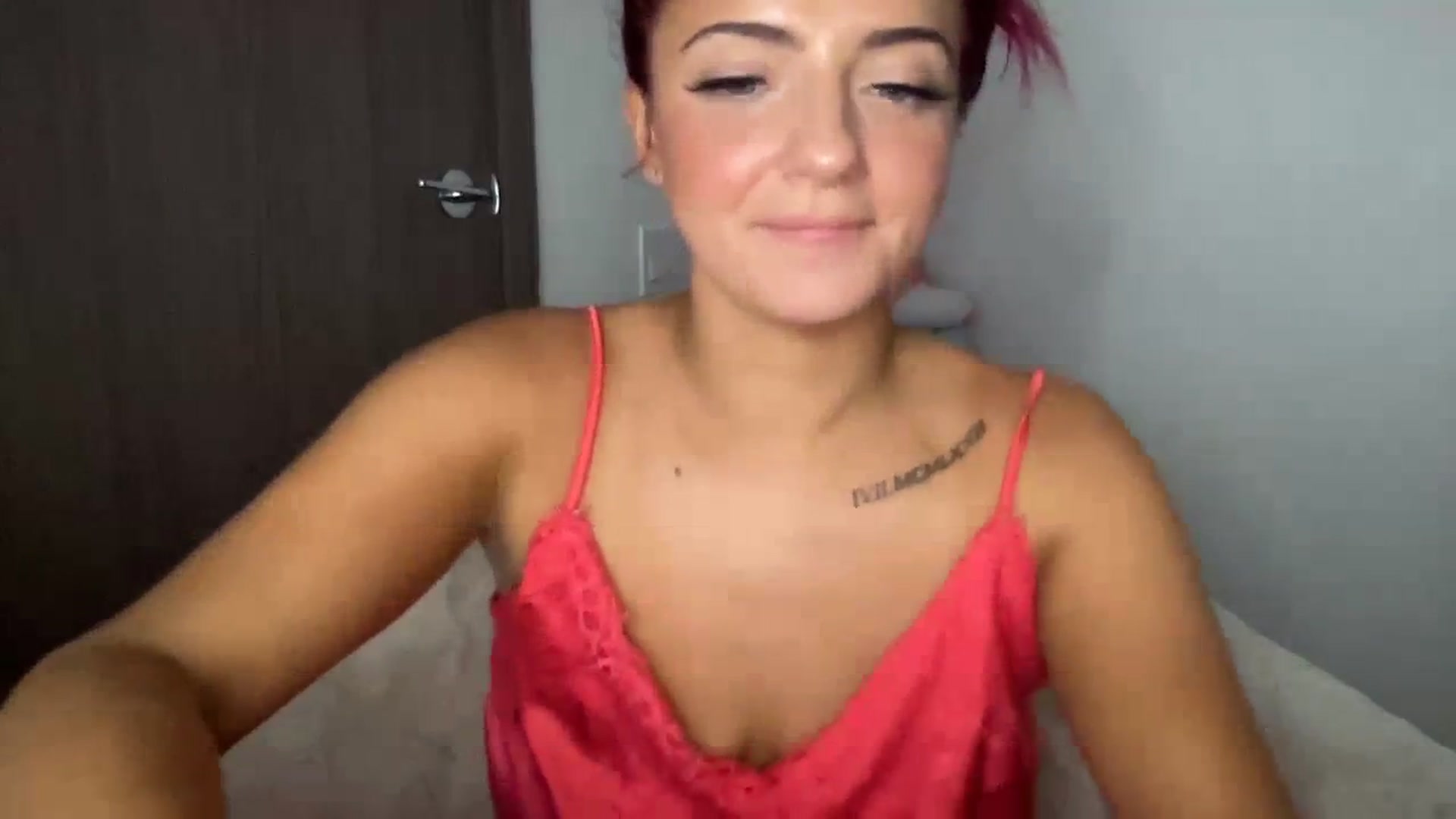 Gallery image thumbnail from oxKRYSTALxo's myfreecams stream on, 09/24/2023, 22:07 image 3 of 20