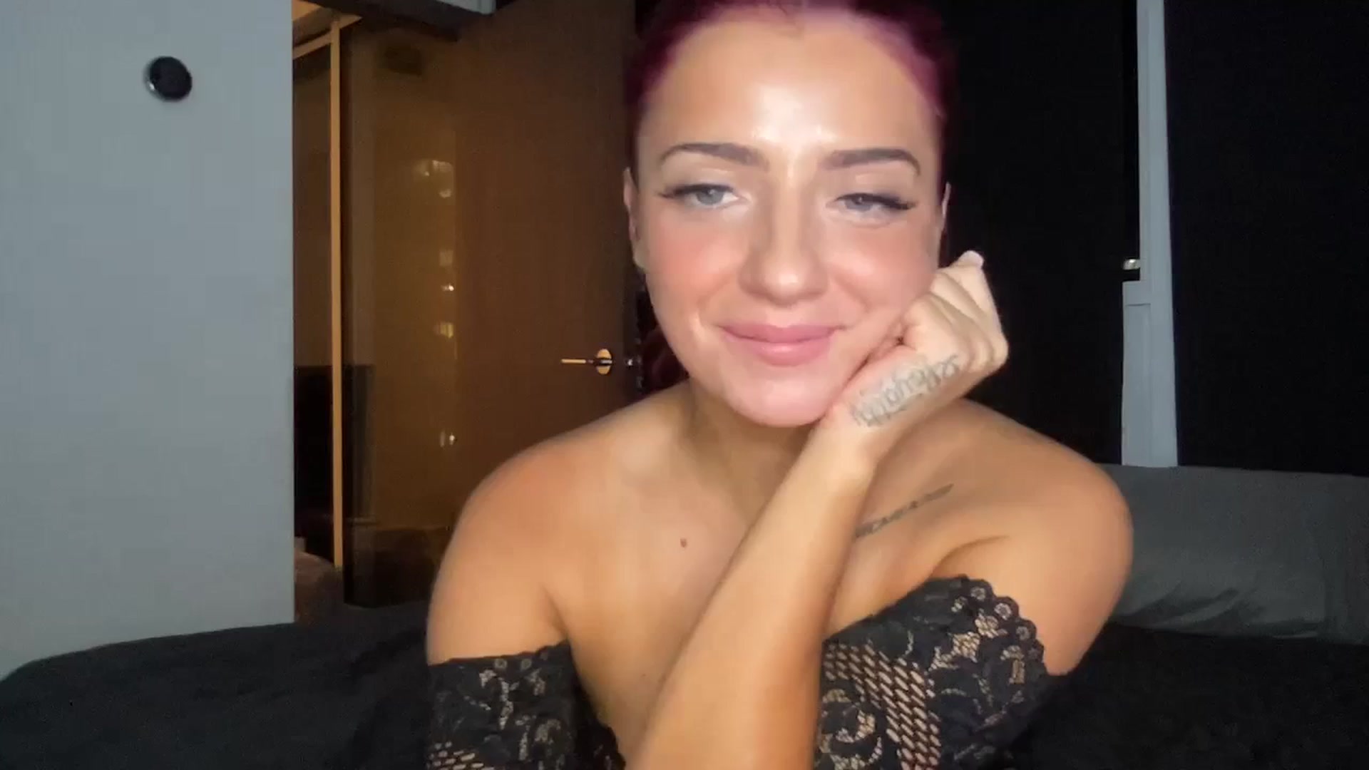 Gallery image thumbnail from oxKRYSTALxo's myfreecams stream on, 09/25/2023, 02:52 image 10 of 20