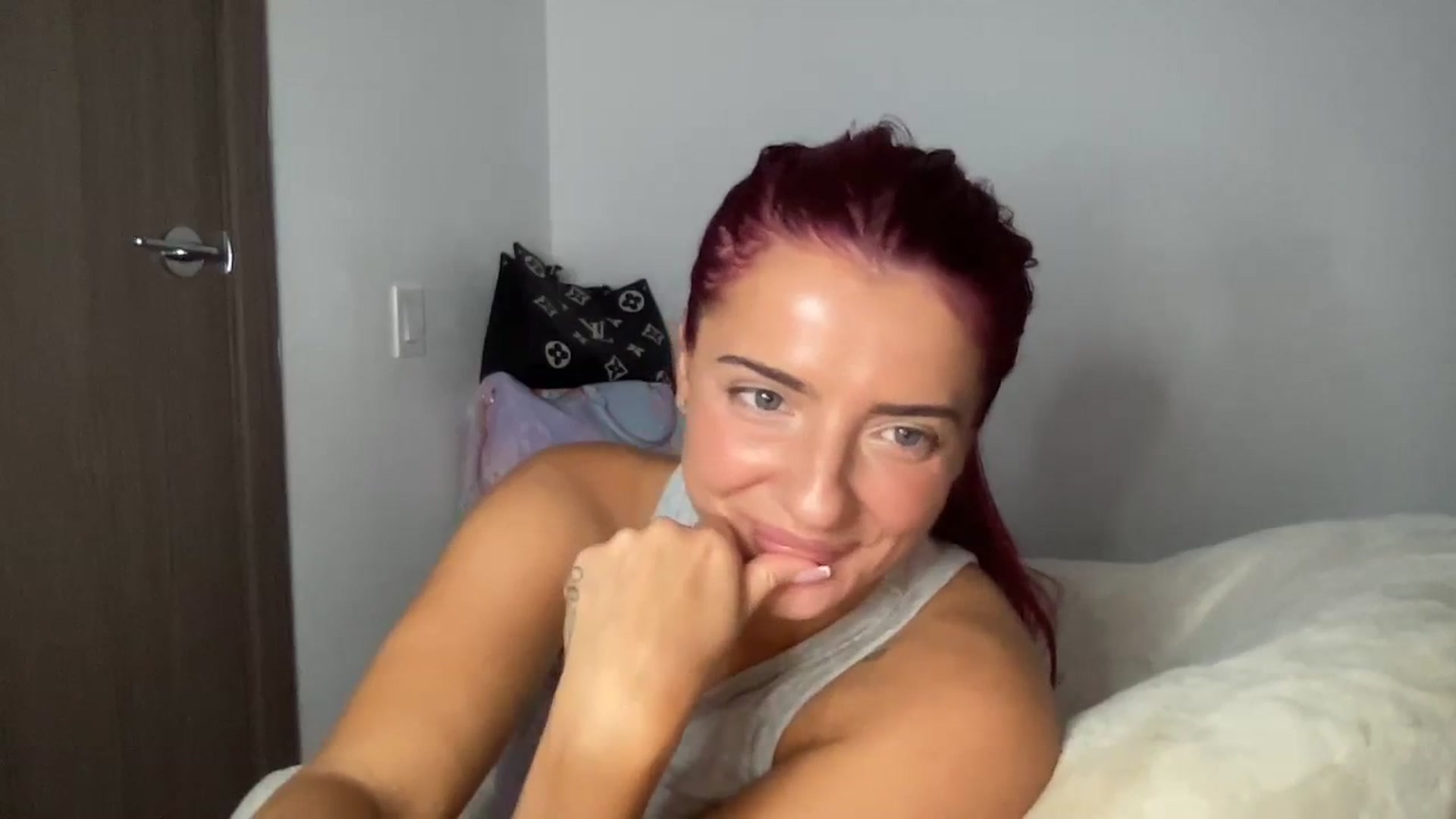 Gallery image thumbnail from oxKRYSTALxo's myfreecams stream on, 09/26/2023, 02:42 image 4 of 20